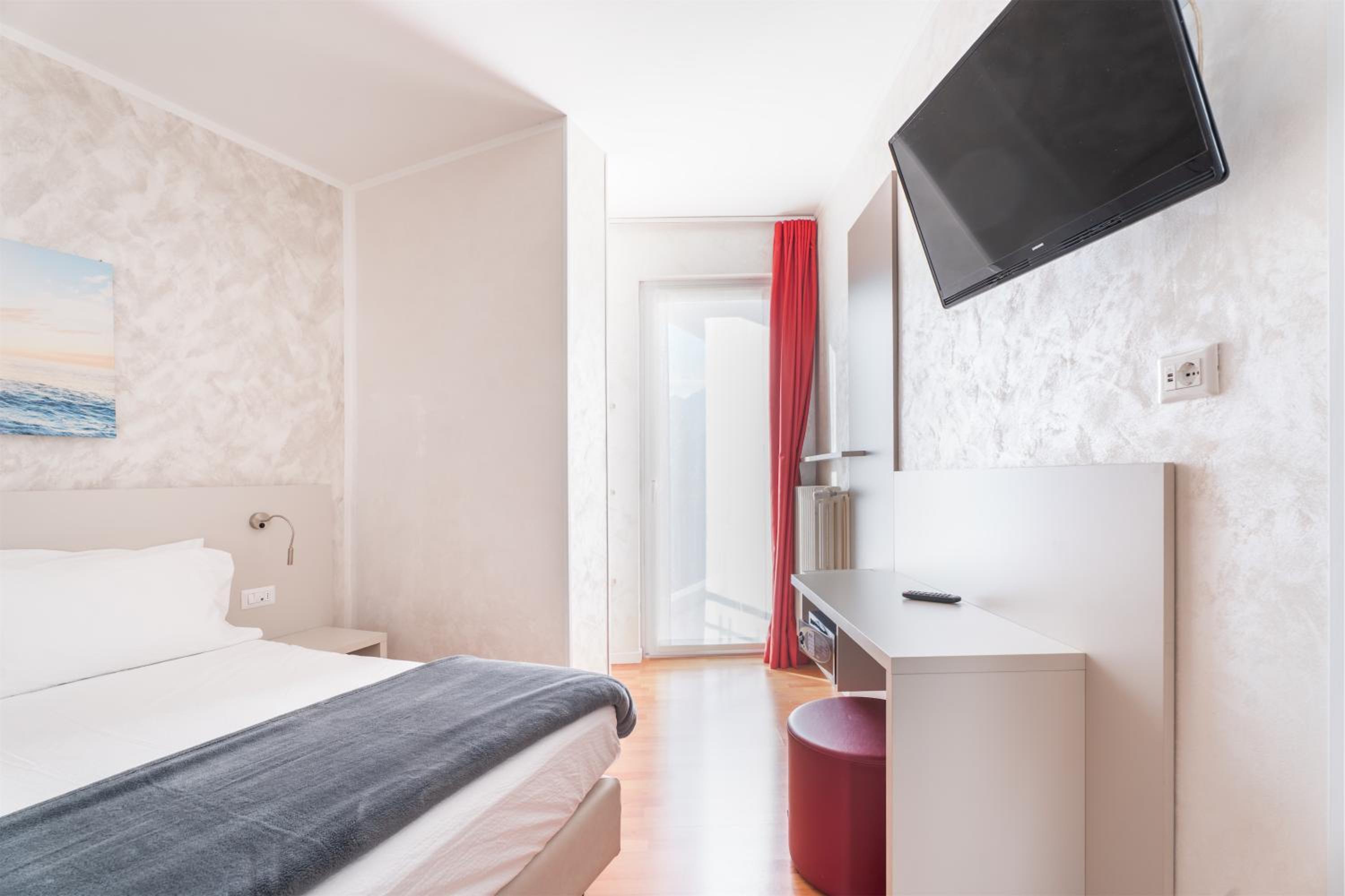 Double Room with Balcony and Lake View photo 2