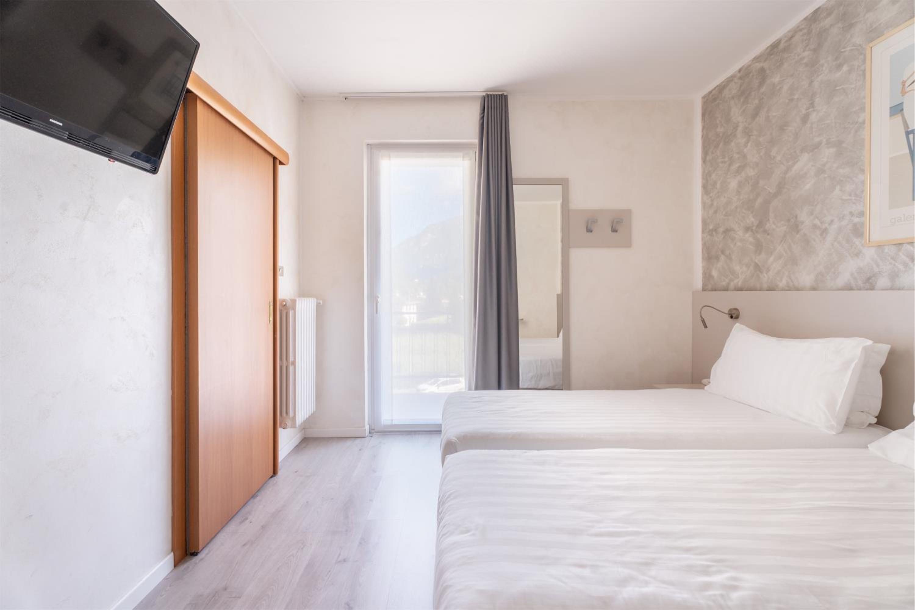 Double Room with Balcony and Mountain View