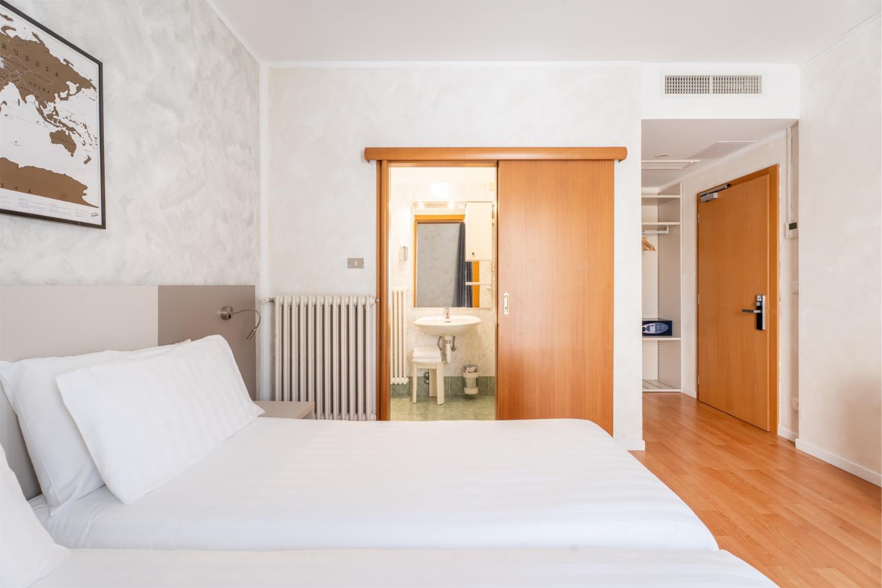 Double Room with Balcony and Lake View