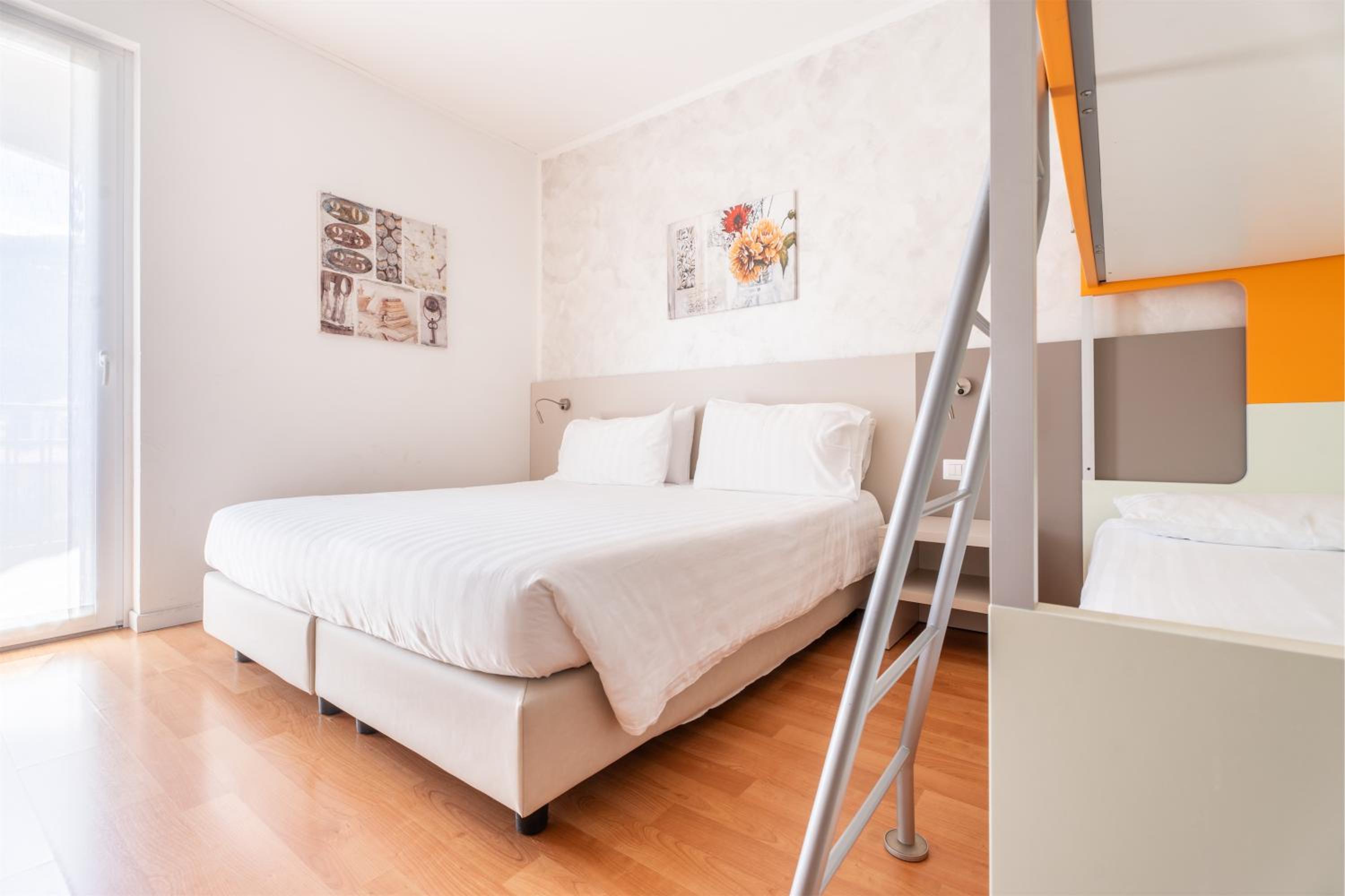 Quadruple Room with Balcony and Pool View photo 2