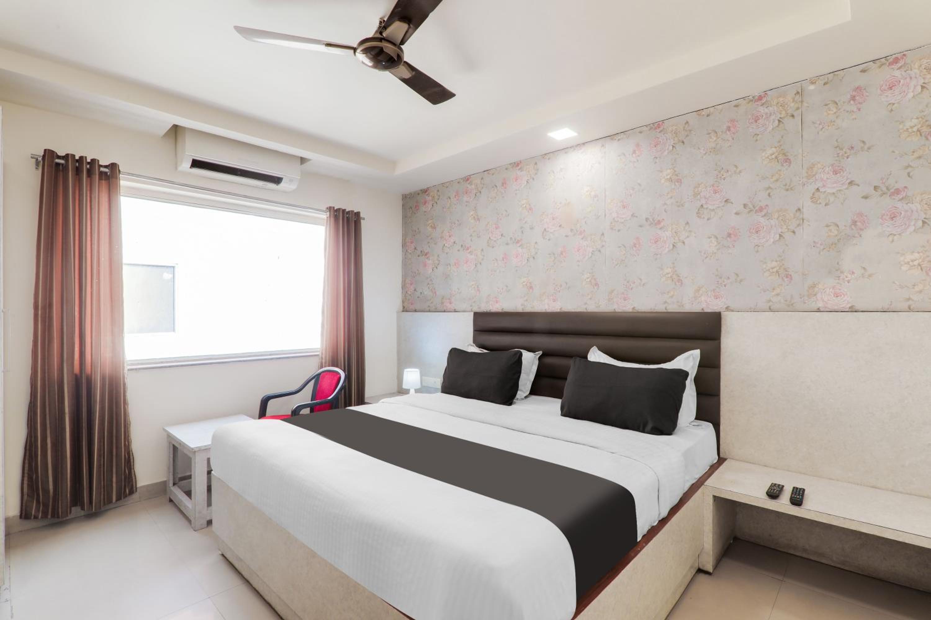 Deluxe King Room photo 2