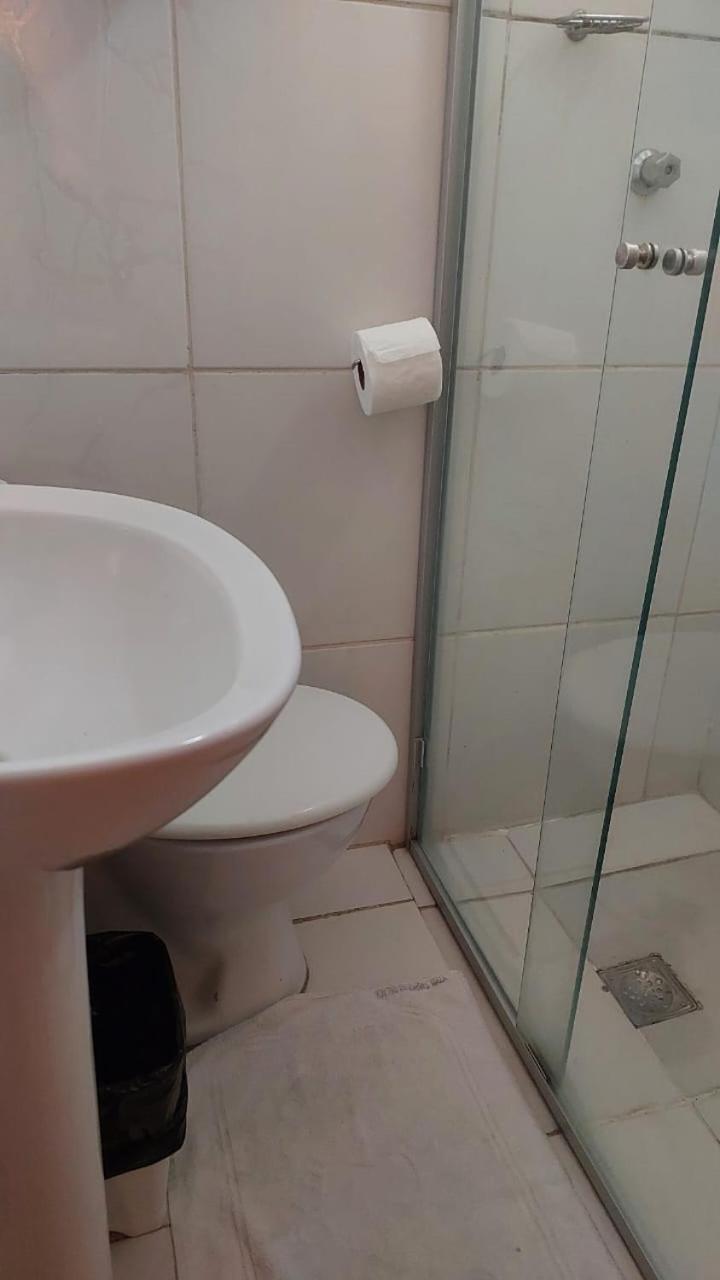 Quarto com 2 camas de solteiro com Ventilador photo 2