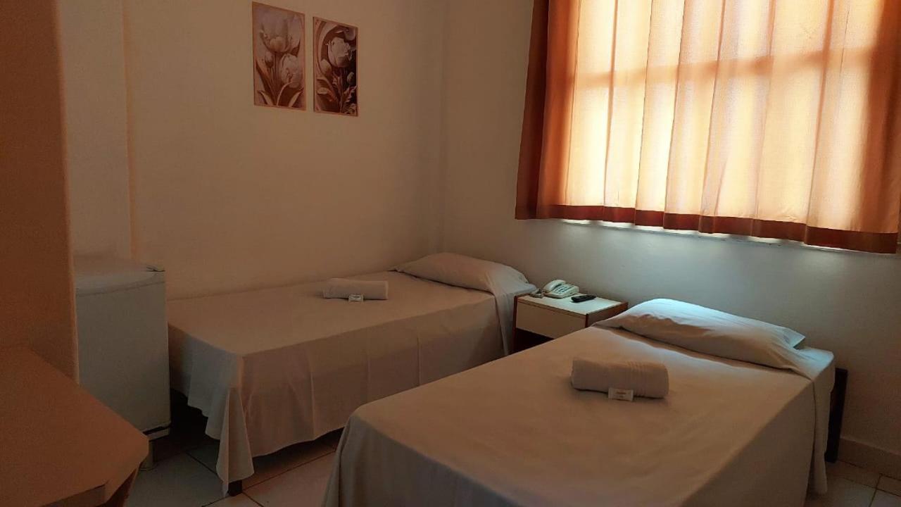 Quarto com 2 camas de solteiro com Ventilador photo 1
