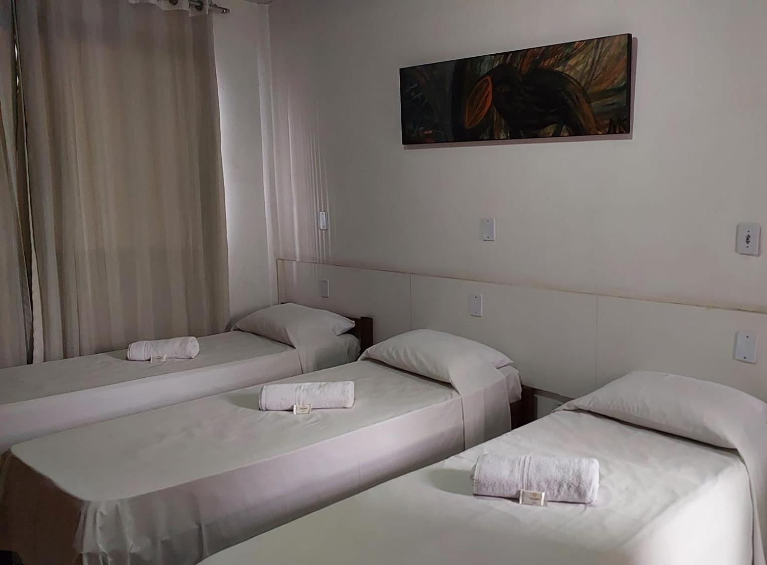Quarto com 3 camas de solteiro com Ar Condicionado