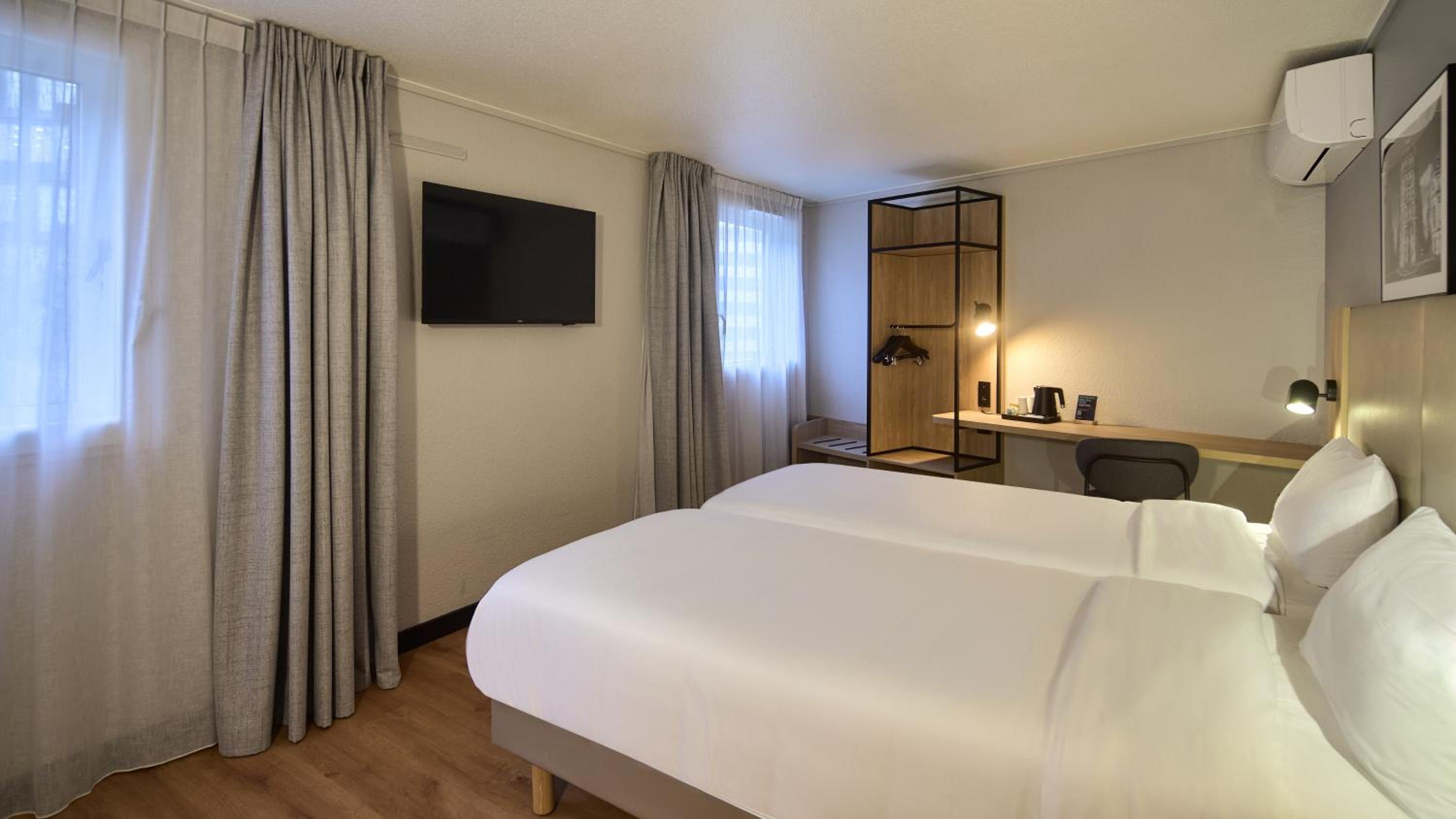 Standard Twin Room with Sofa Bed thumbnail 5