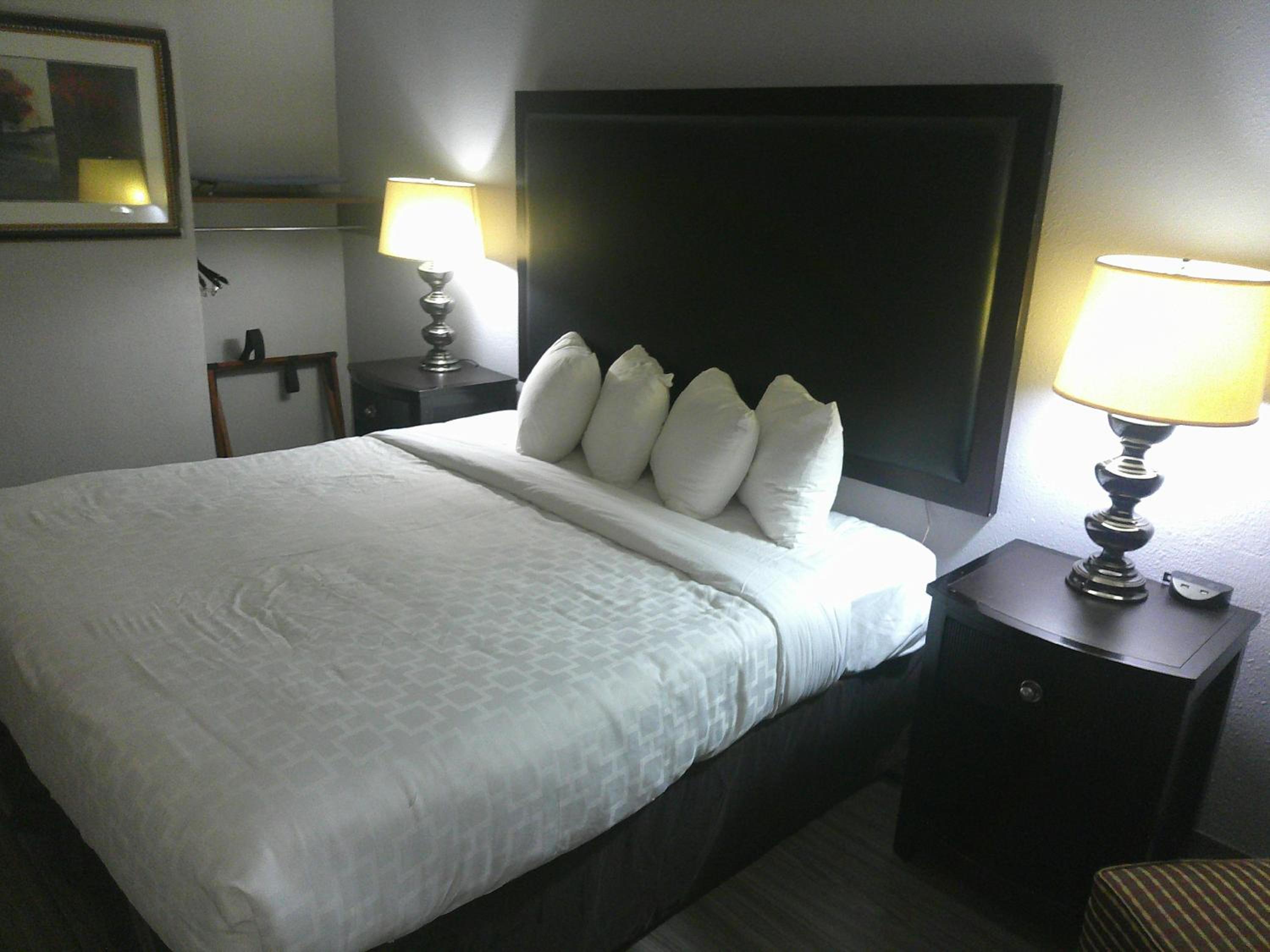 Superior King Room Disability Access Smoke Free - Photo 9