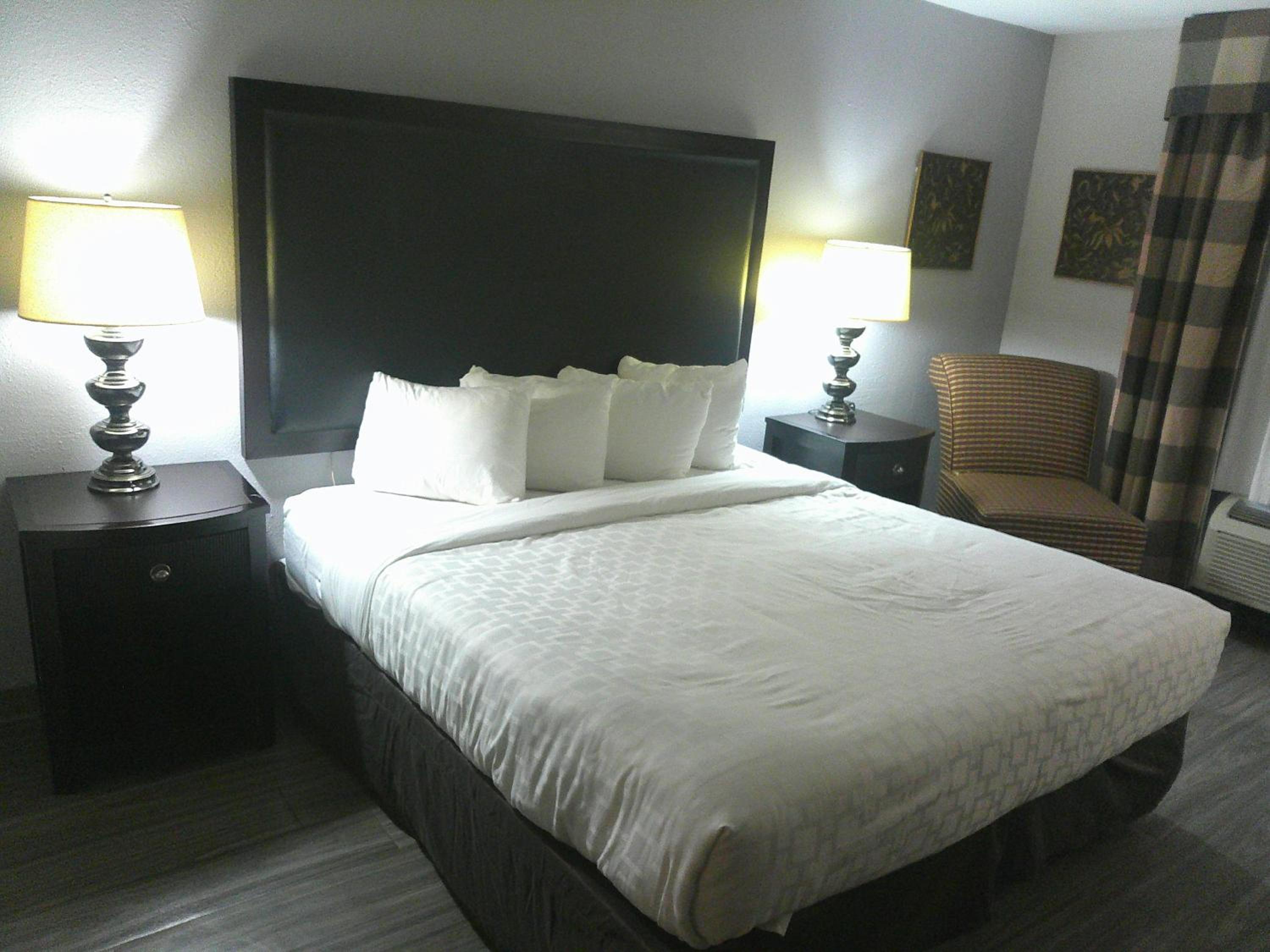 Superior King Room Disability Access Smoke Free - Photo 8