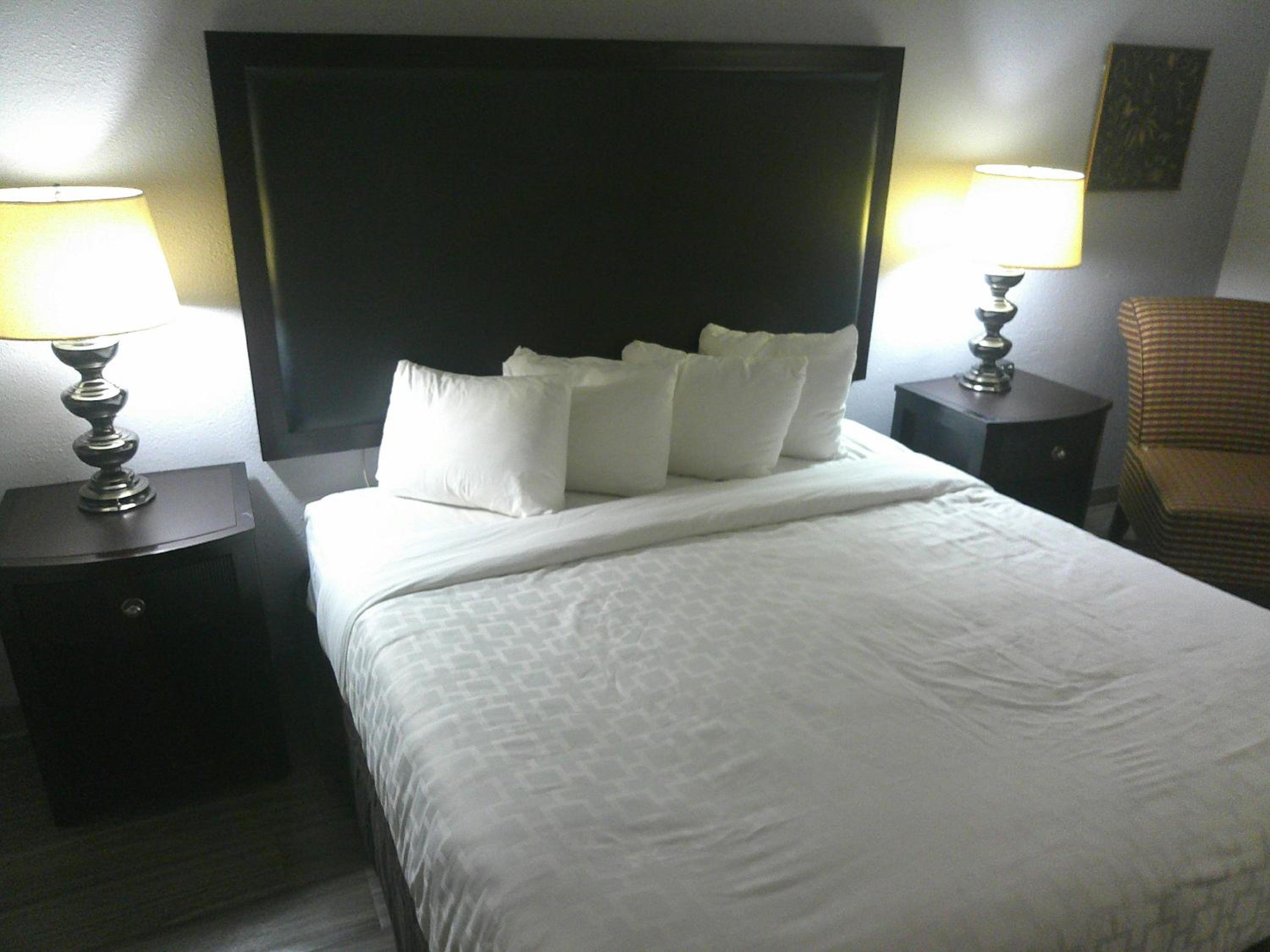 Superior King Room Disability Access Smoke Free - Photo 10