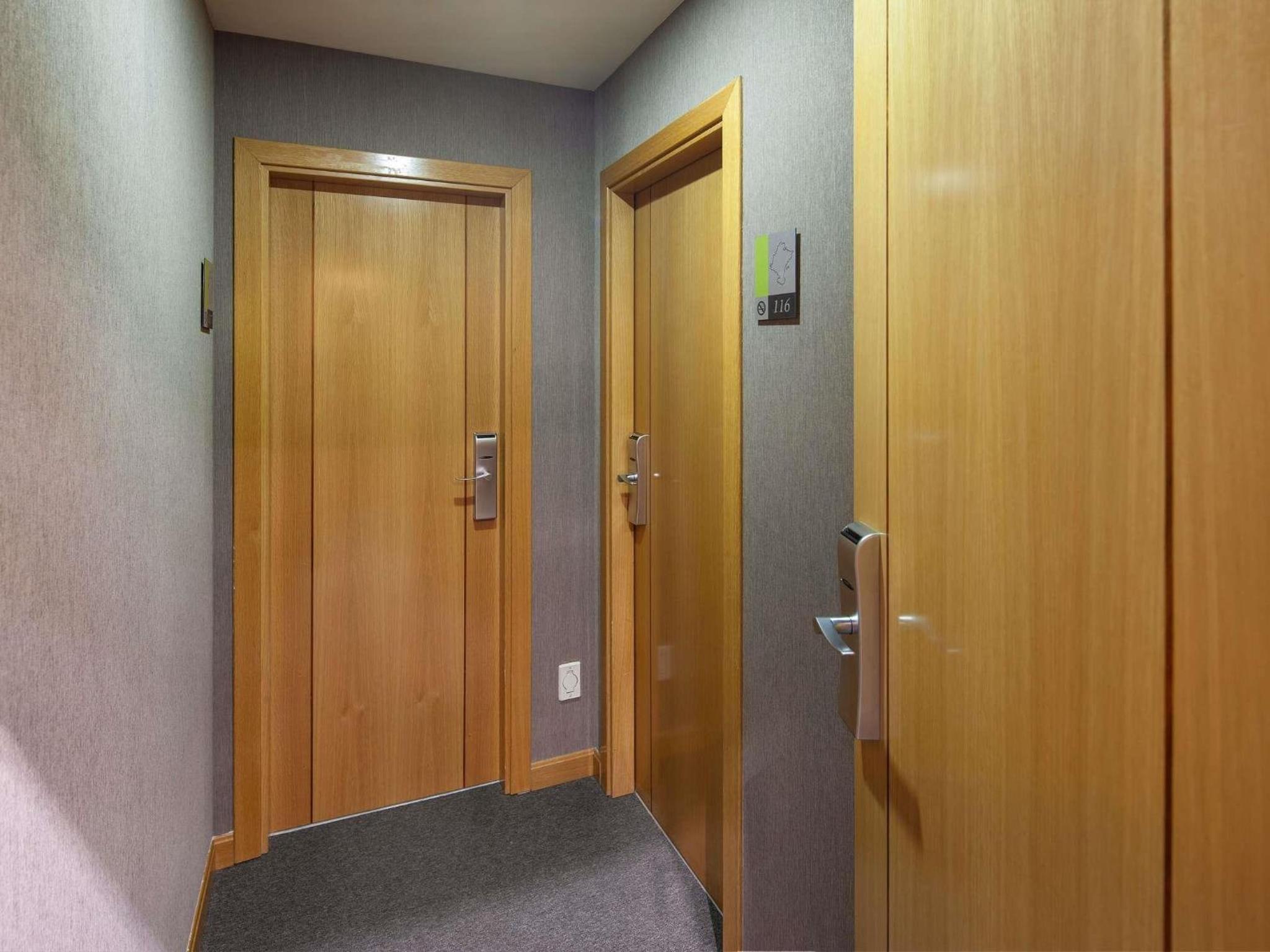 Standard Family Suite with Two Connecting Rooms - Photo 5