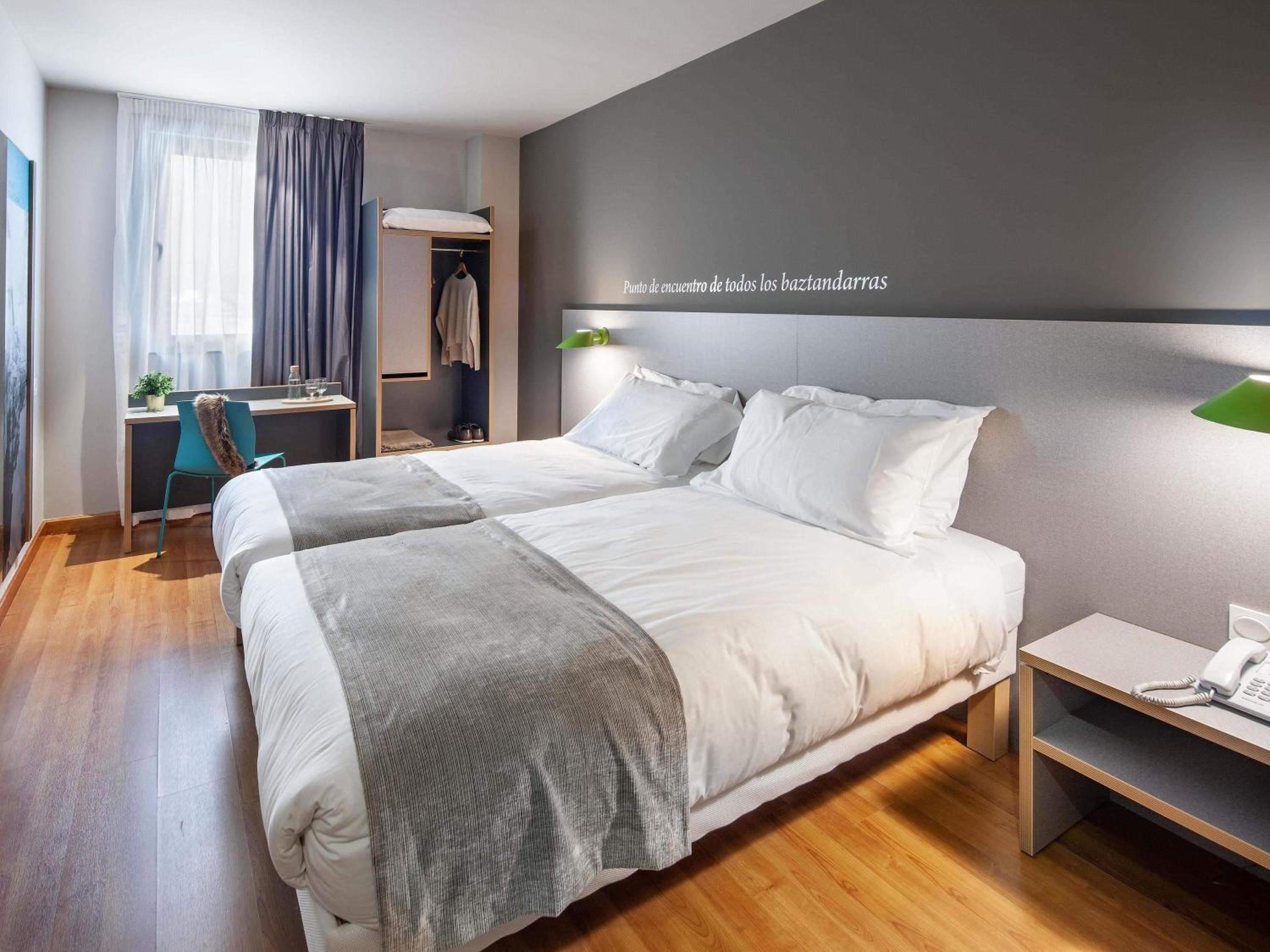 Standard Family Suite with Two Connecting Rooms - Photo 2