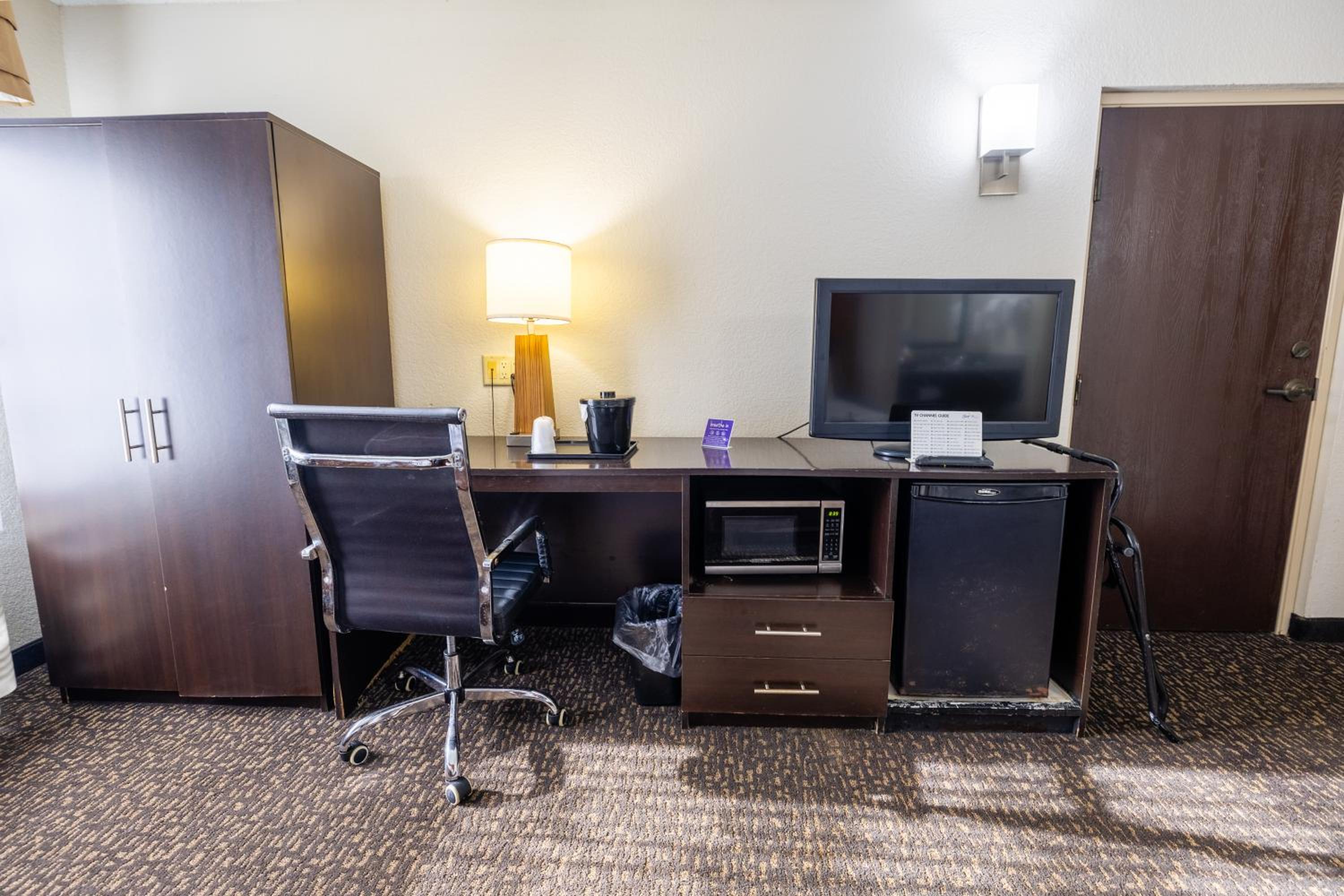 Double Room with Two Double Beds and Roll-in Shower - Mobility Access/Non-Smoking photo 3