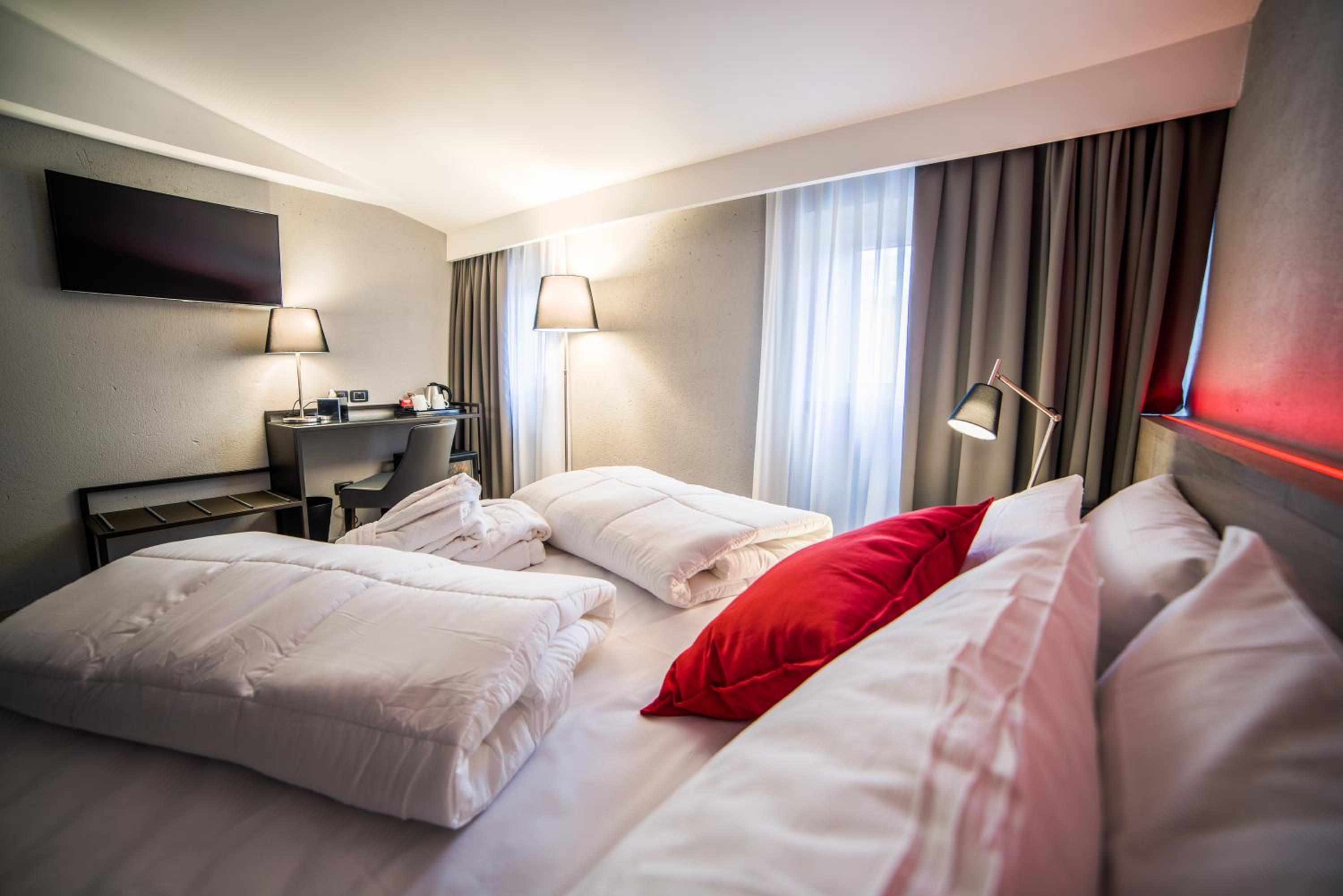 Deluxe Double Room with Balcony photo 3