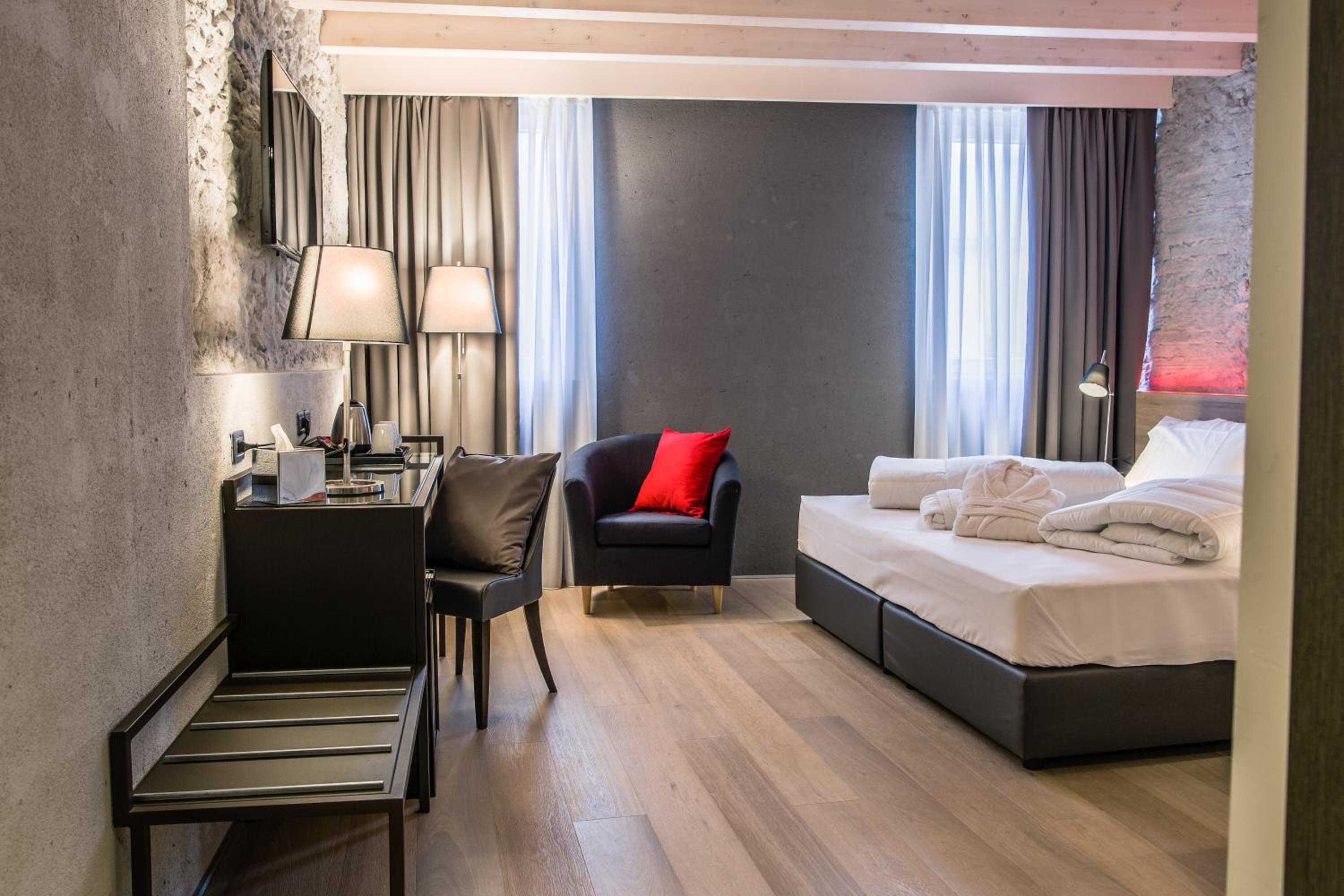 Deluxe Double Room with Balcony photo 2