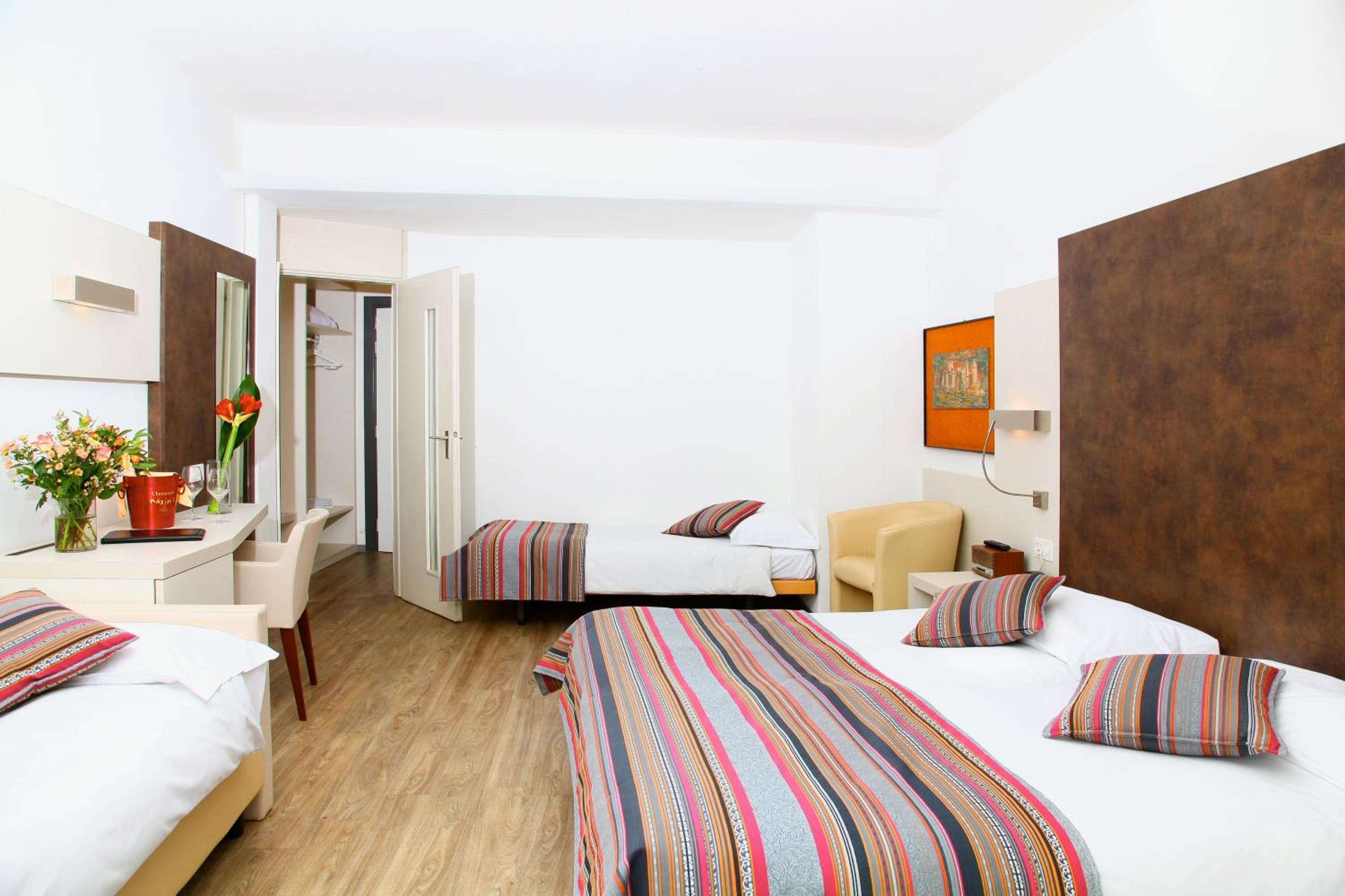 Quadruple Room with Balcony - Photo 2