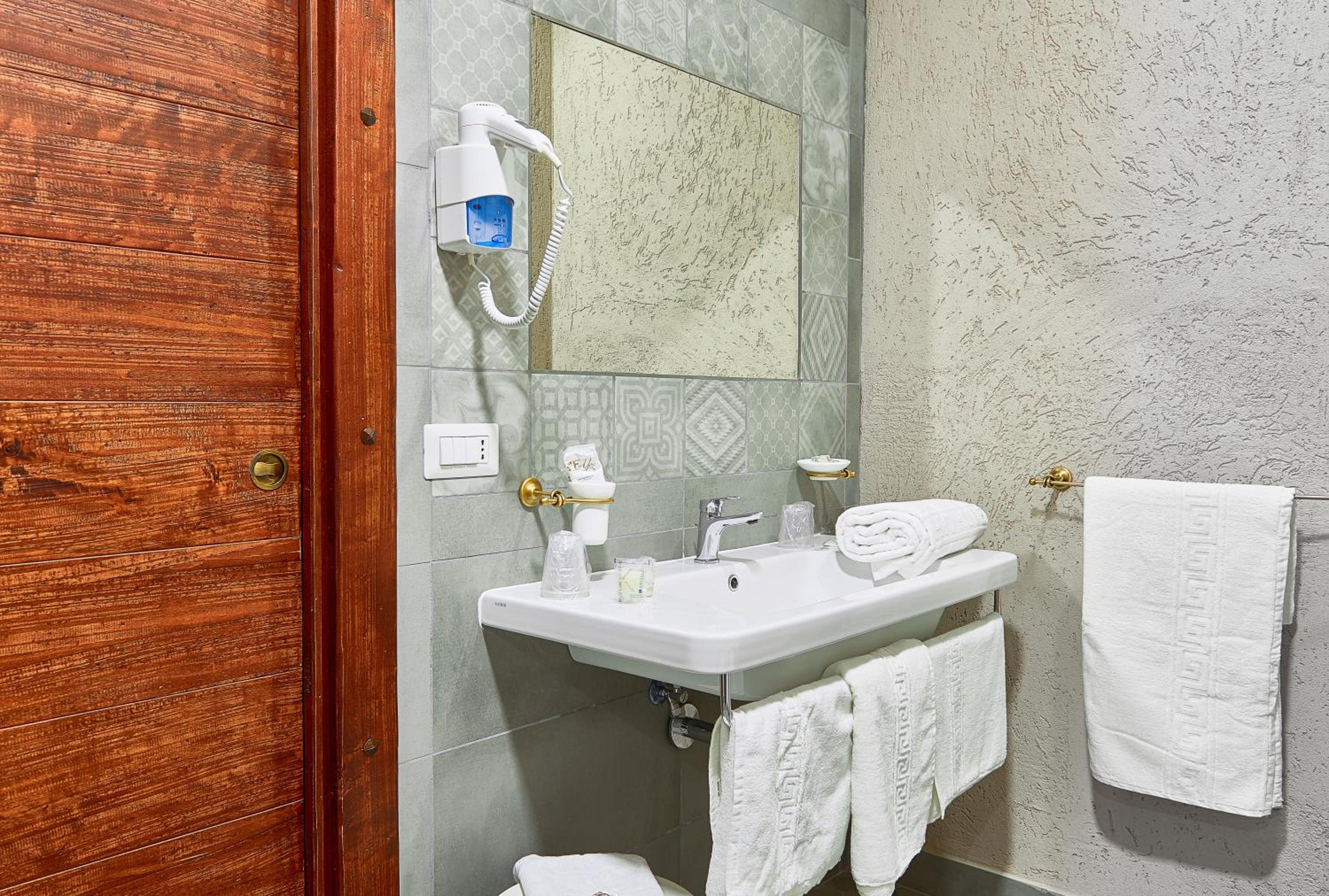 Superior Suite with Hot Tub photo 3