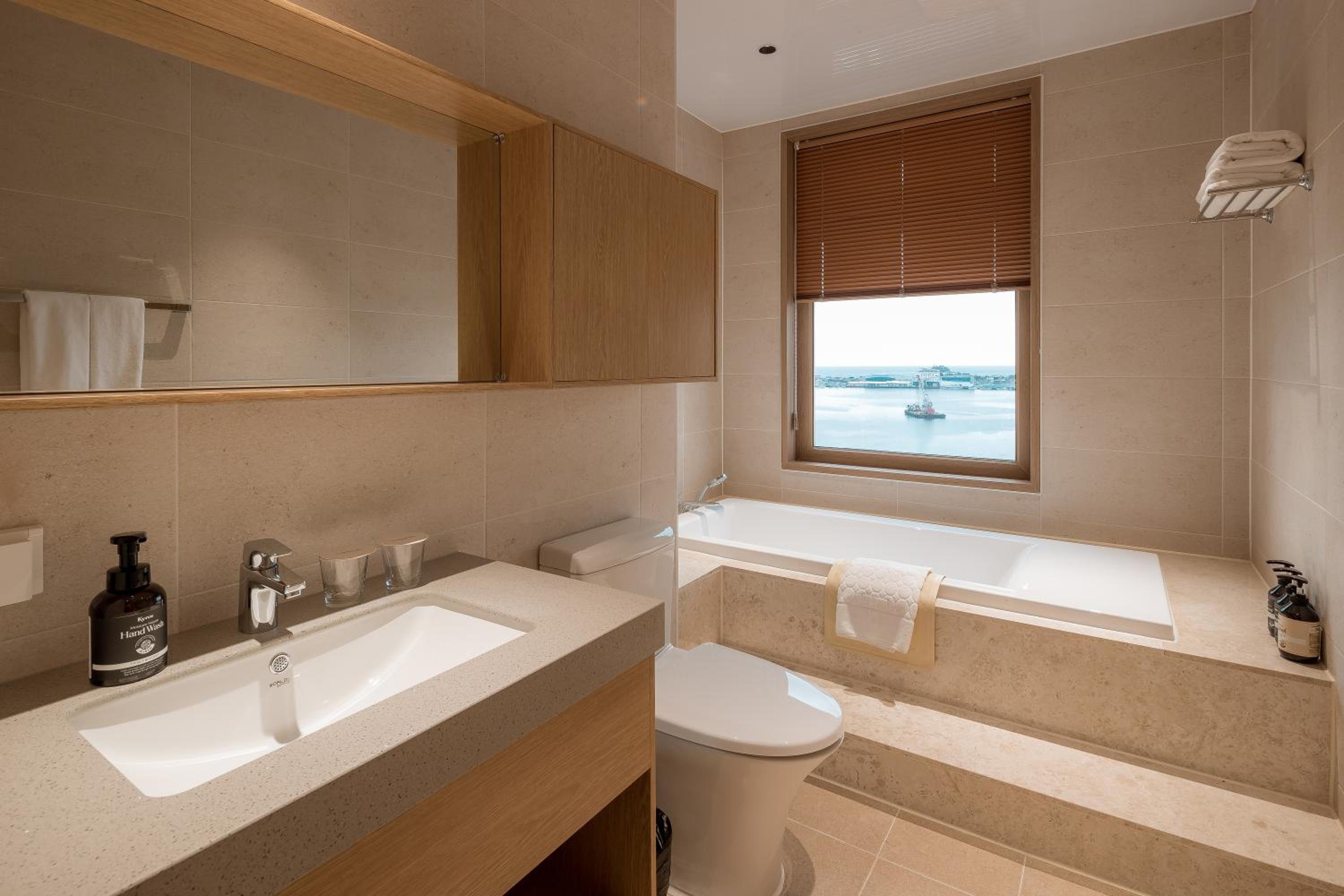  Royal Suite - Photo 2