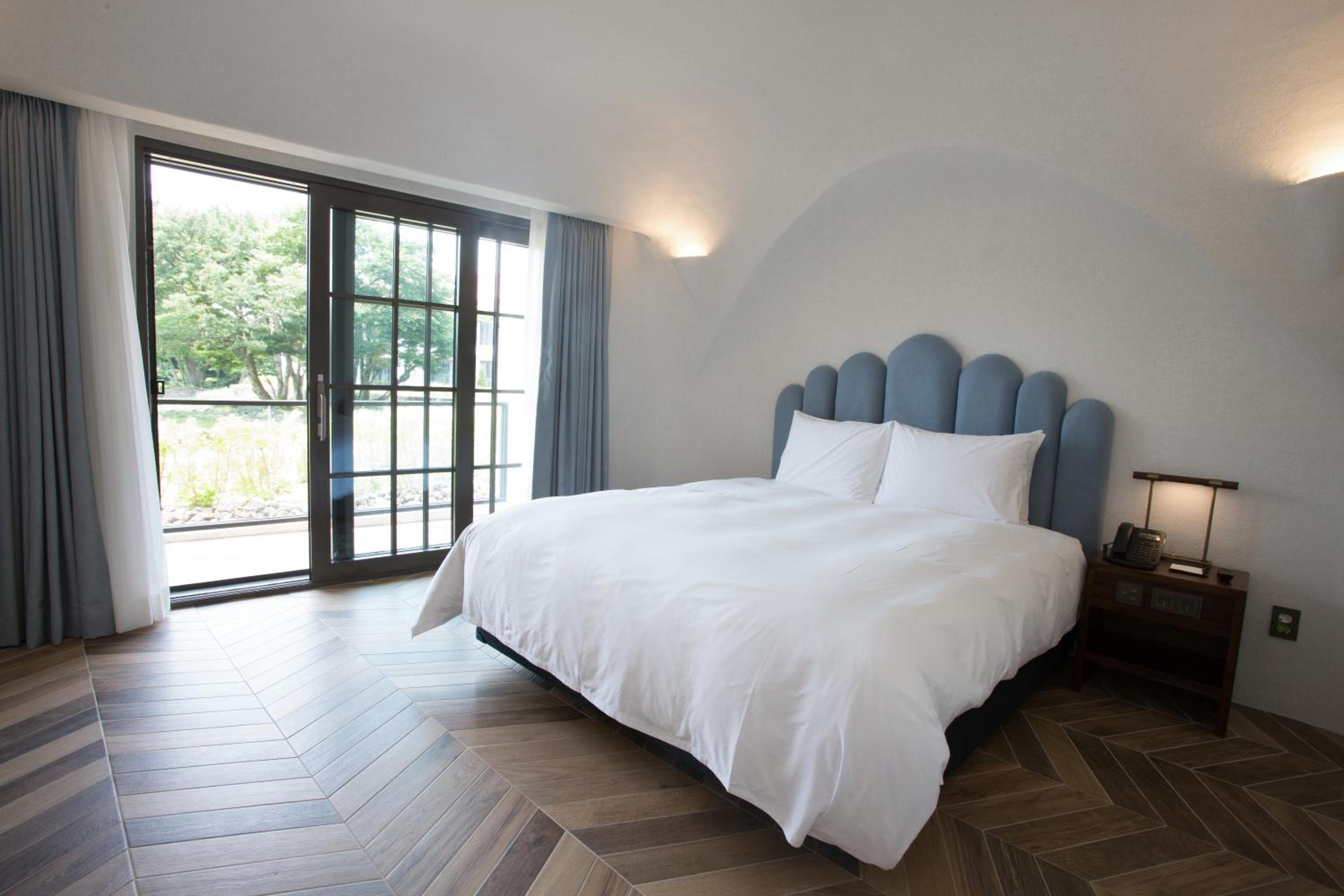 Wall Suite Room