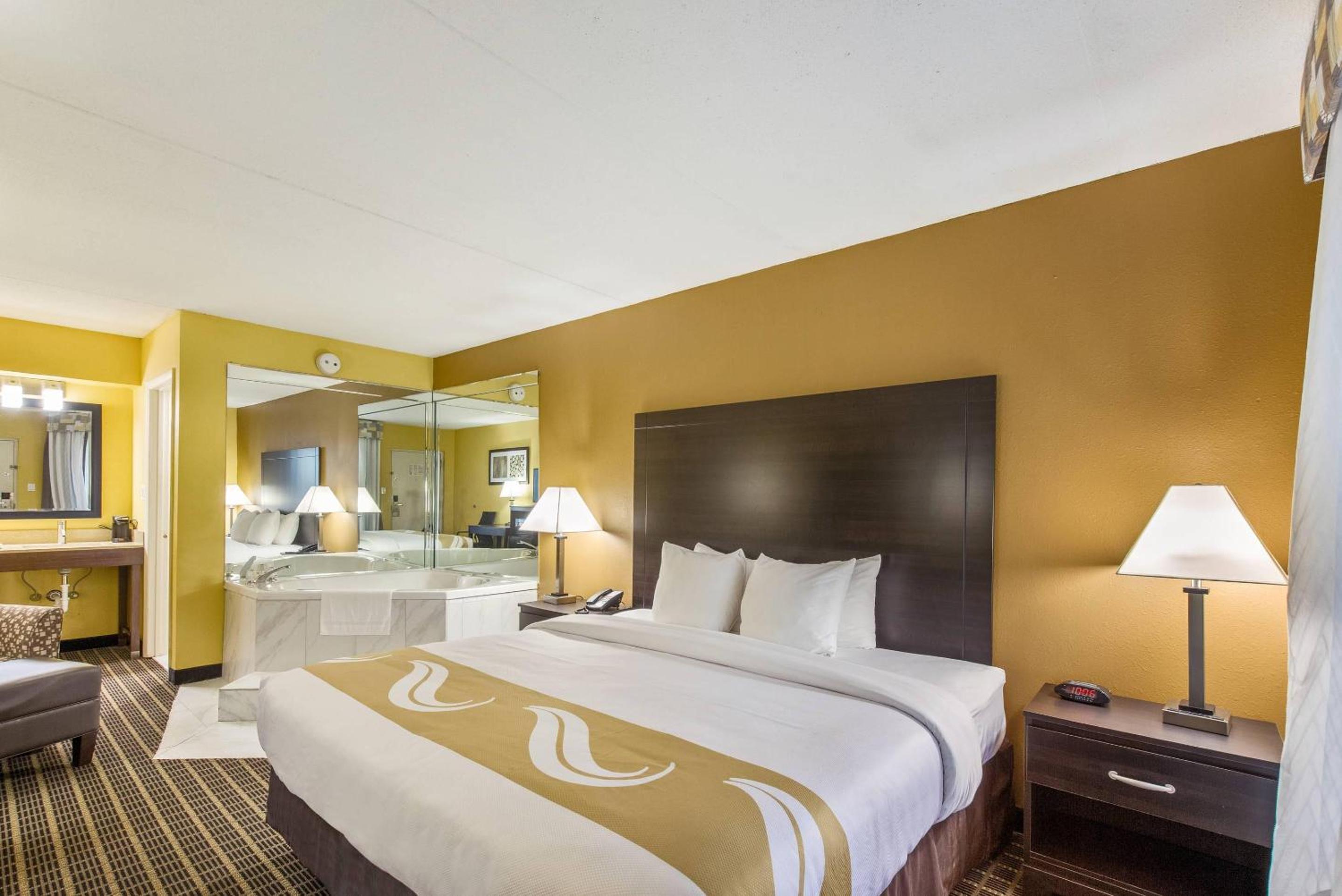 Standard King Room - Non-Smoking  - Photo 1