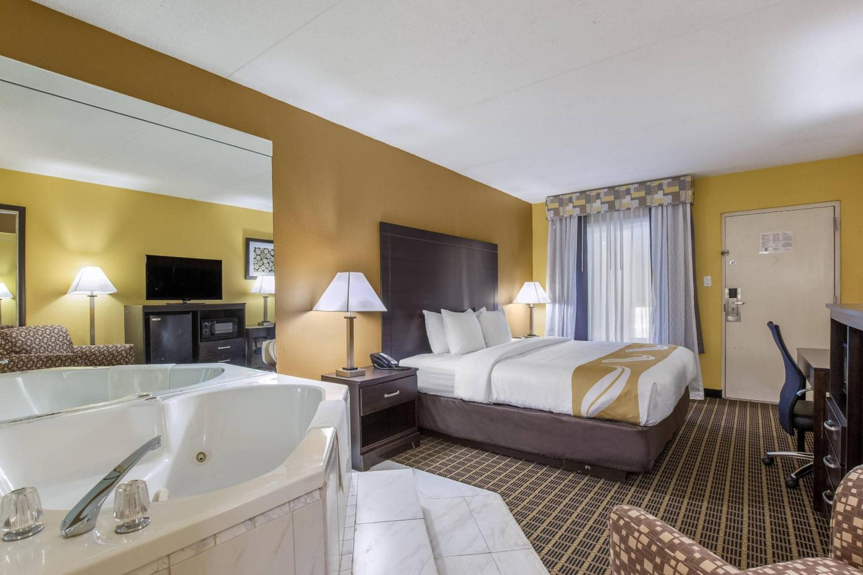 Standard King Room - Non-Smoking  - Photo 3