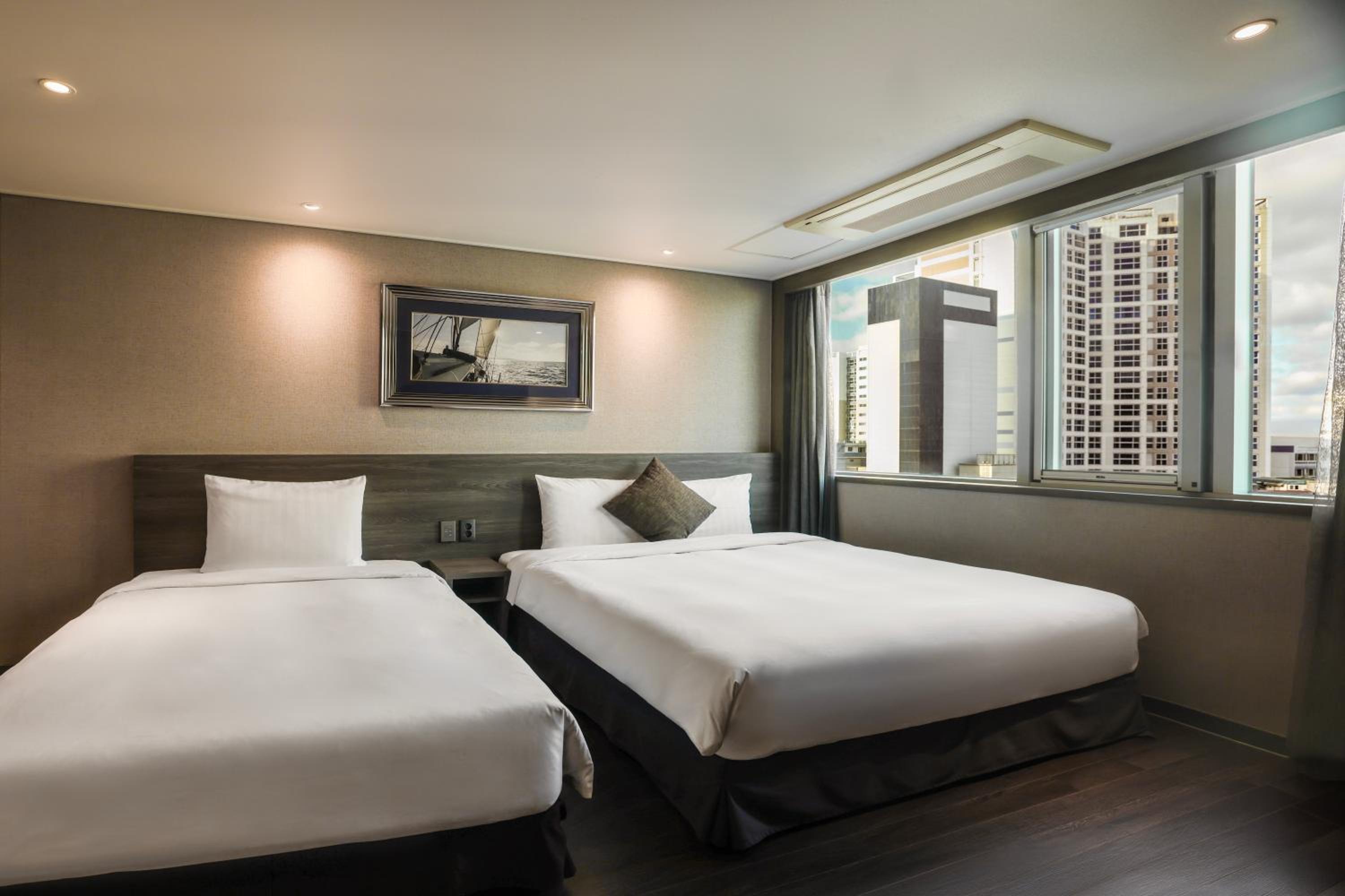 Deluxe Twin Room with City View (1 Double + 1 Single) photo 2
