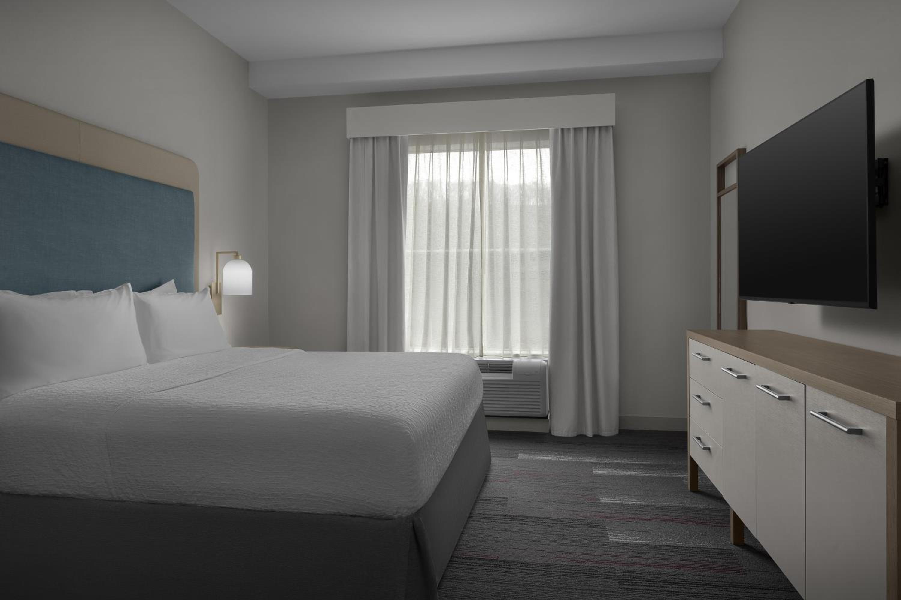 King Suite with Accessible Tub - Mobility and Hearing Access/Non-Smoking - Photo 1