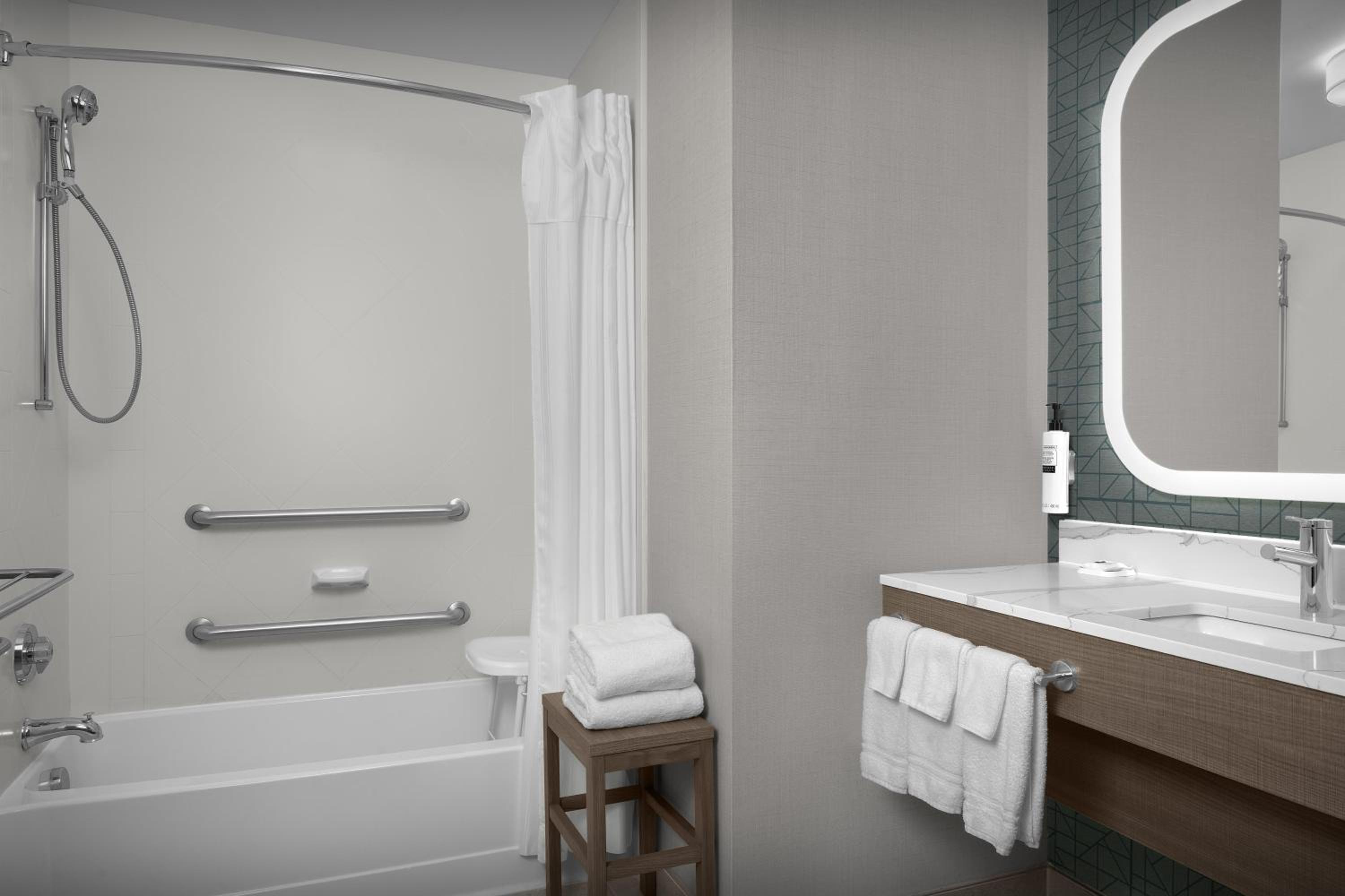 King Suite with Accessible Tub - Mobility and Hearing Access/Non-Smoking - Photo 2