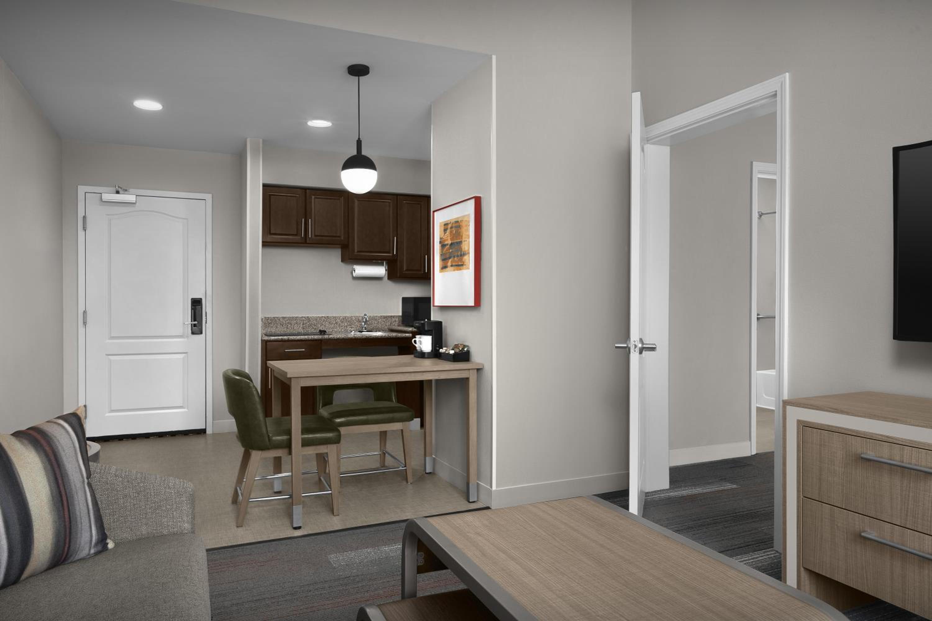 King Suite with Accessible Tub - Mobility and Hearing Access/Non-Smoking - Photo 4
