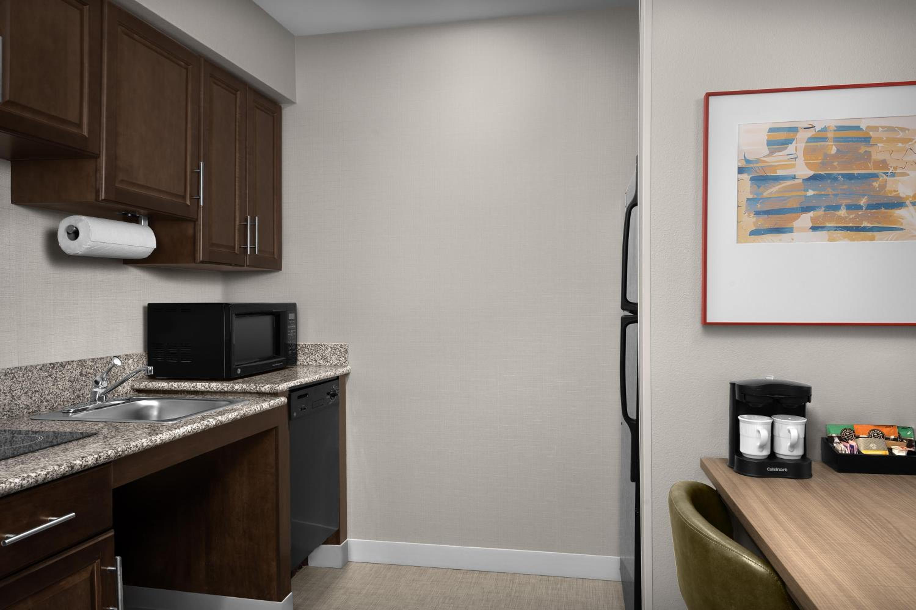 King Suite with Accessible Tub - Mobility and Hearing Access/Non-Smoking - Photo 5