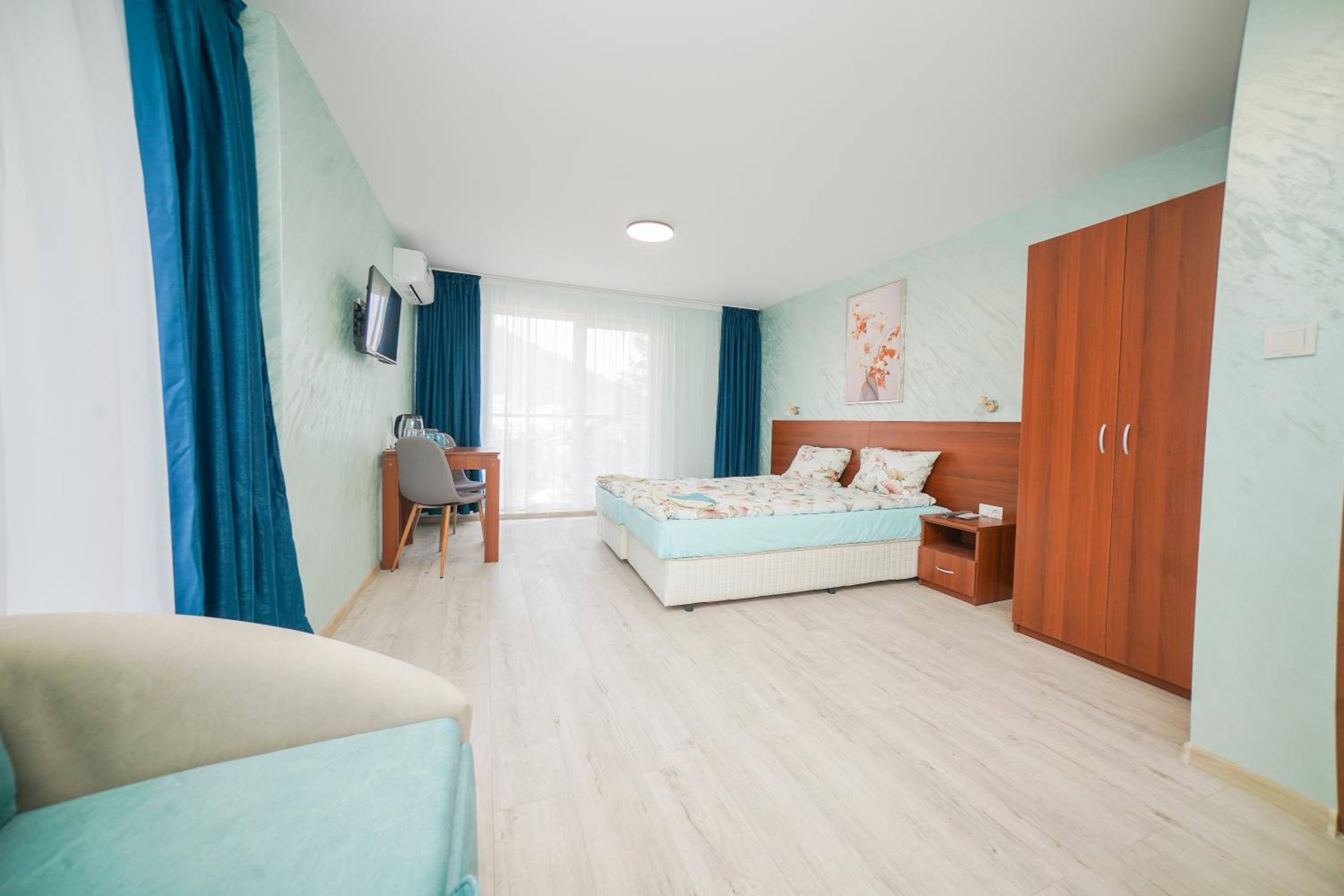 Double or Twin Room with Mountain View