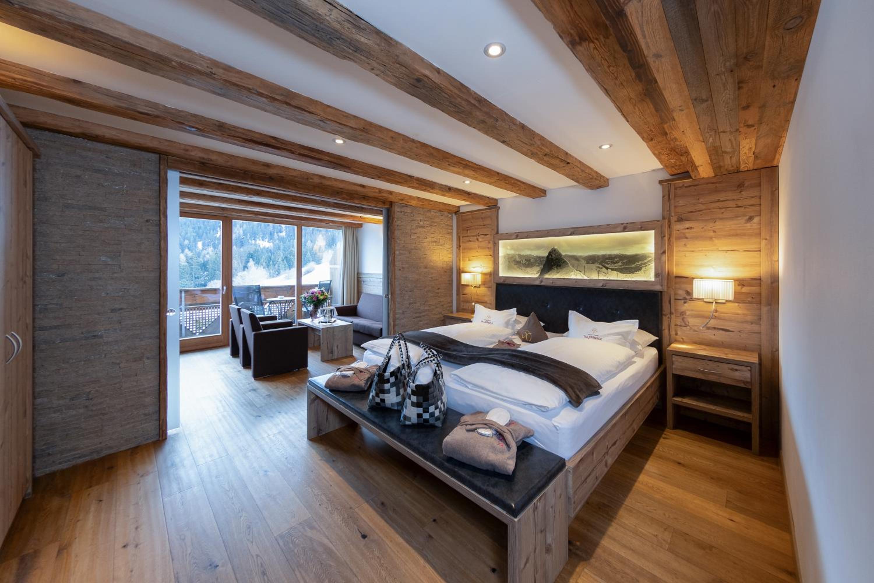 Deluxe Queen Suite