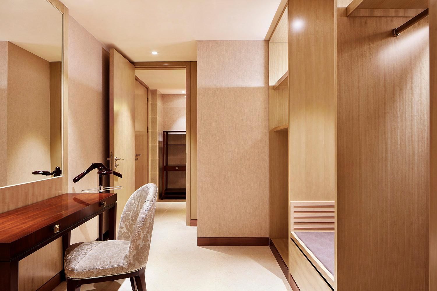 Club lounge access, 1 Bedroom Suite, 1 King, City View view