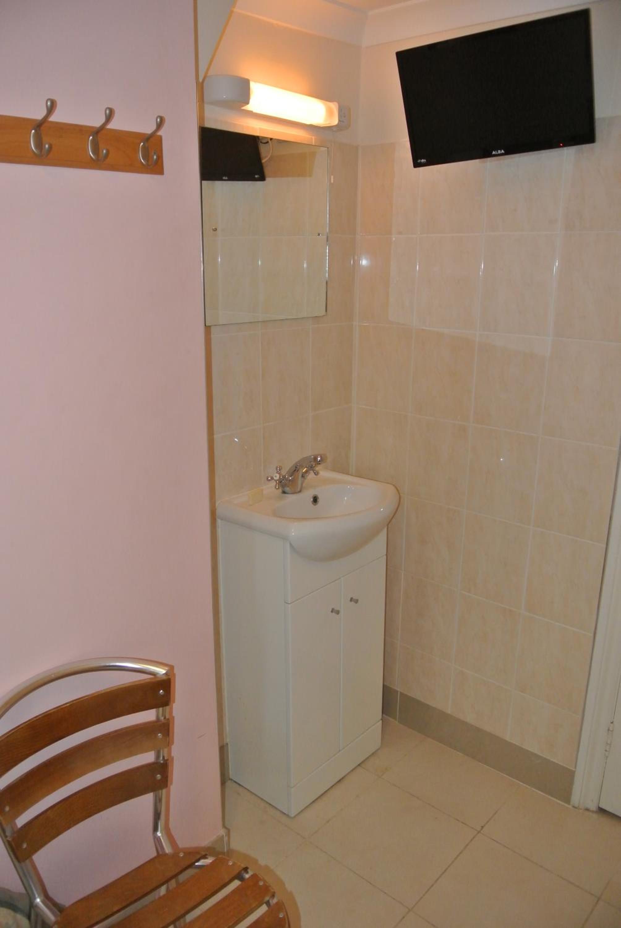 Basic Single Room with Shared Bathroom photo 3