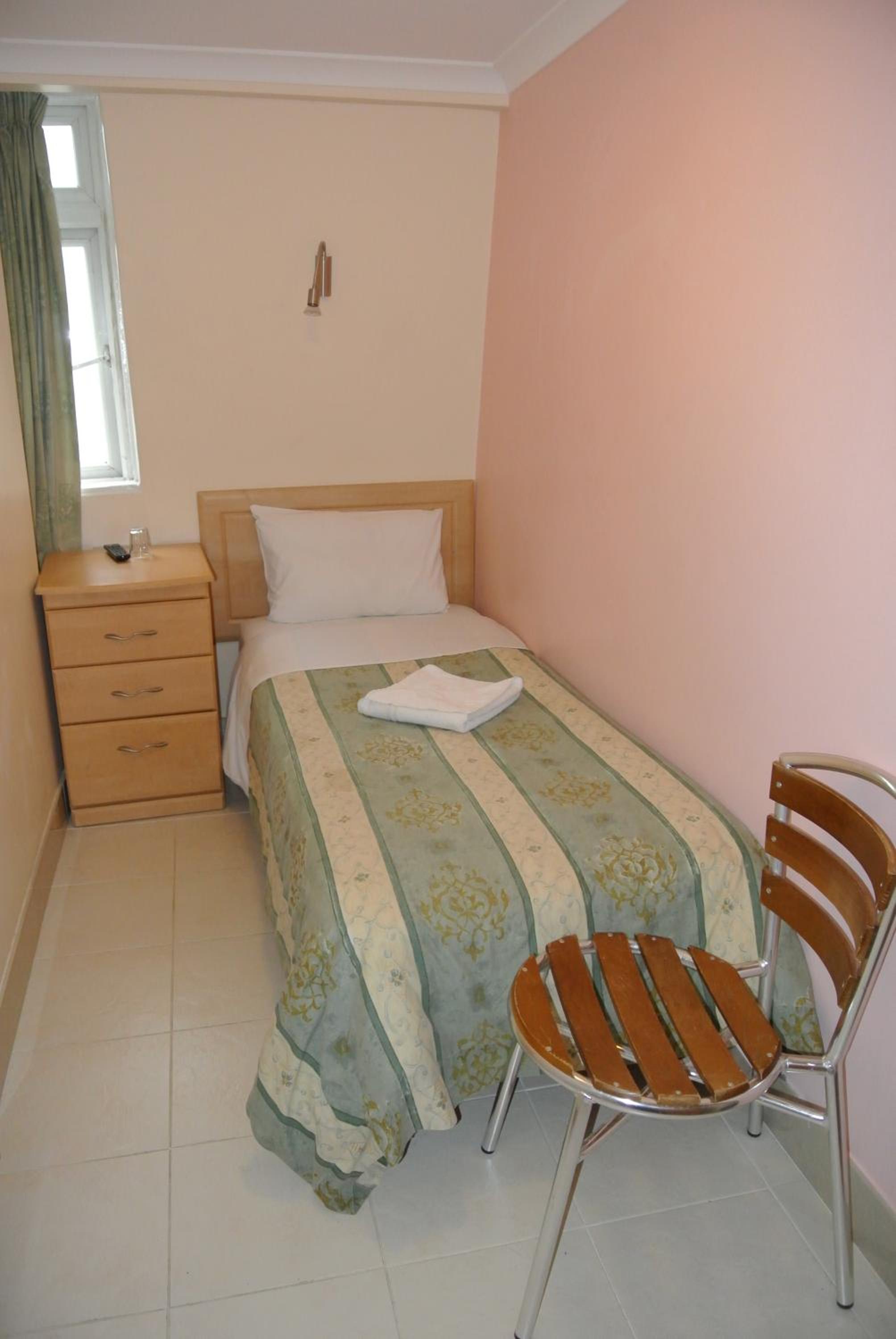 Basic Single Room with Shared Bathroom photo 1