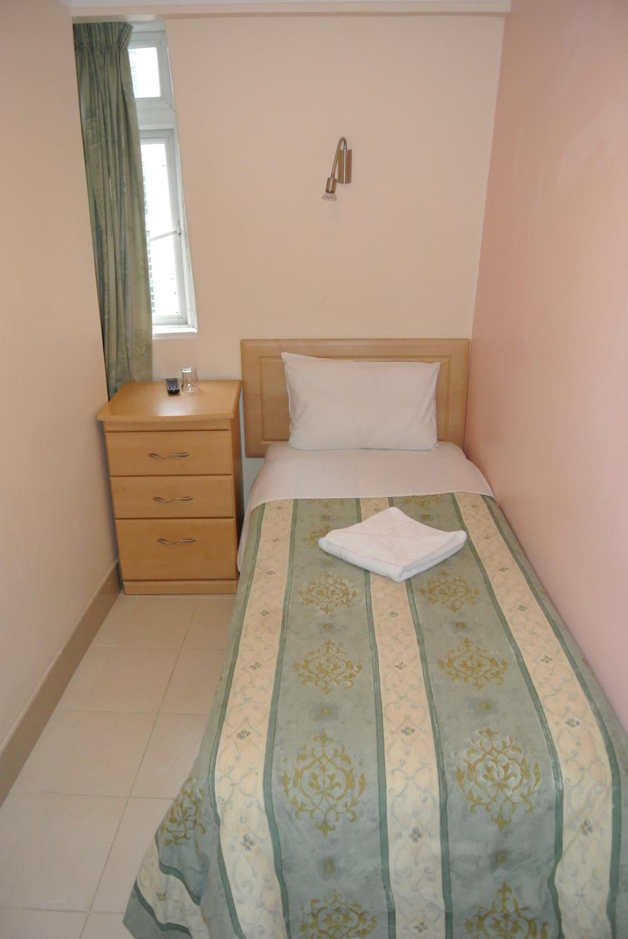 Basic Single Room with Shared Bathroom photo 2