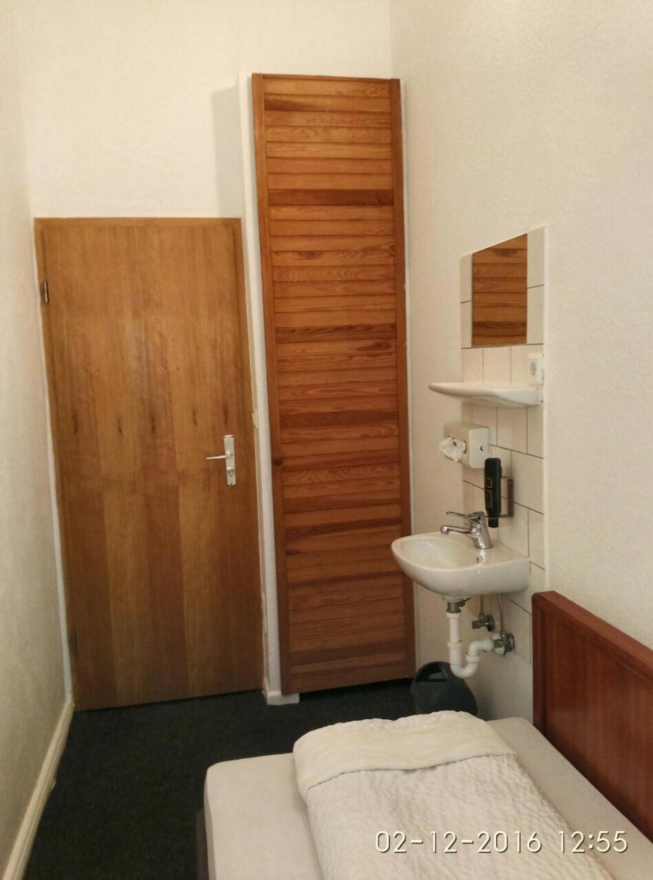Single Room with Shared Bathroom photo 3