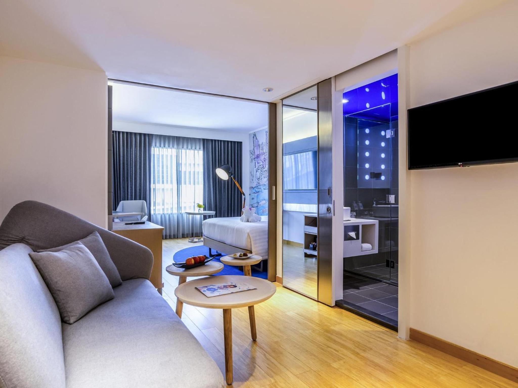 Deluxe Corner Room with King Bed thumbnail 5