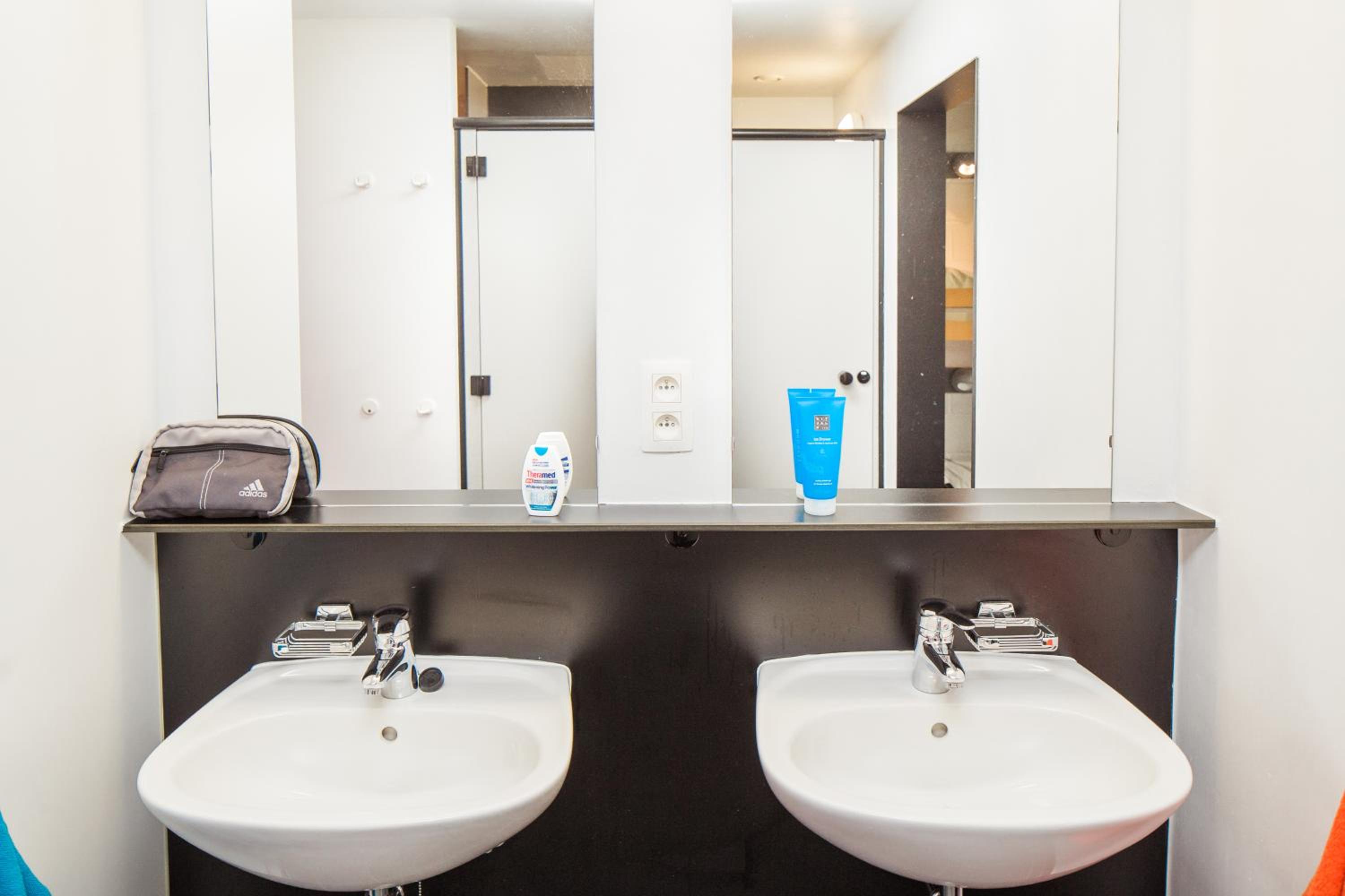 Twin Room with Private Bathroom photo 2