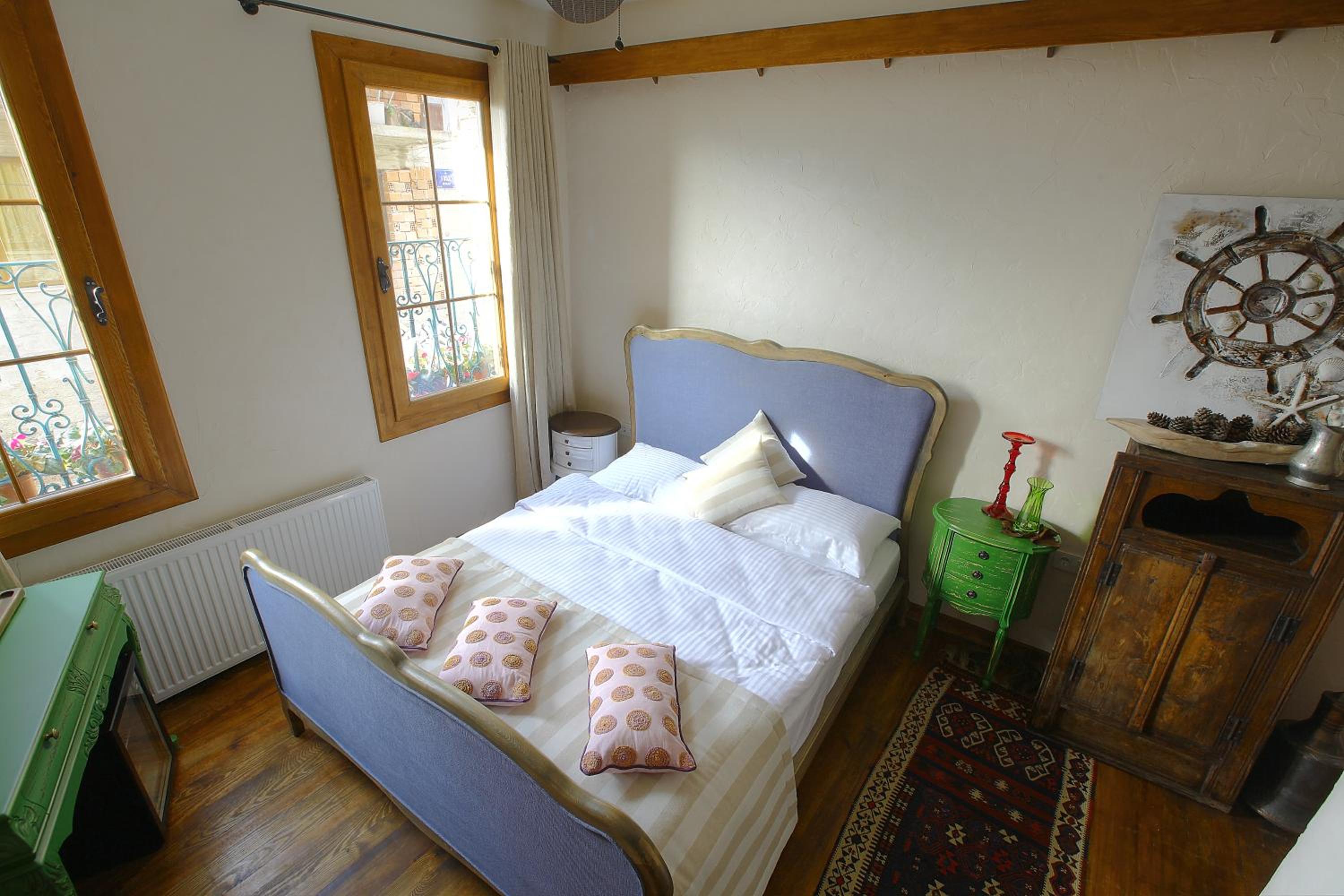 Deluxe Double Room with Bath - Photo 4