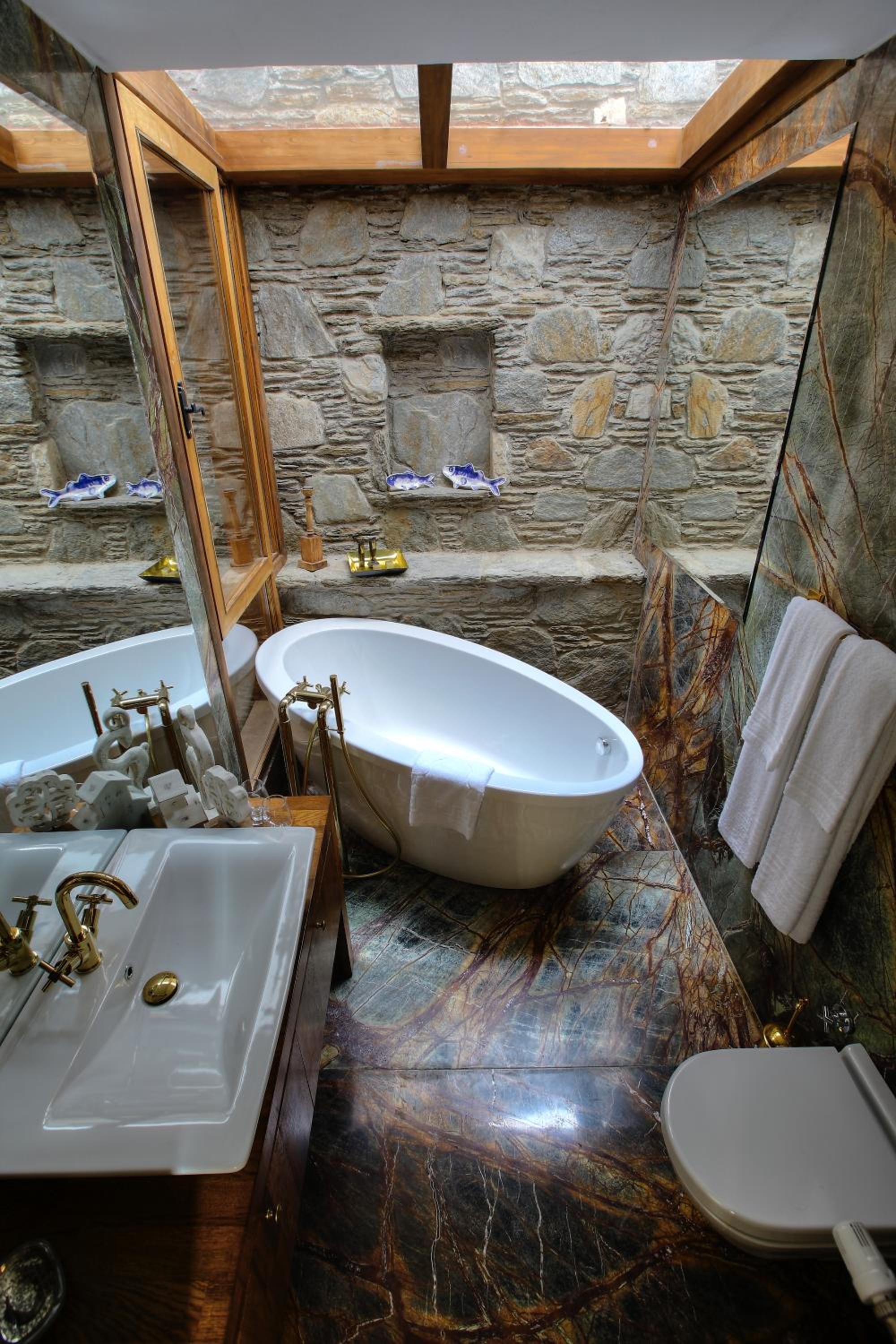 Deluxe Double Room with Bath - Photo 11