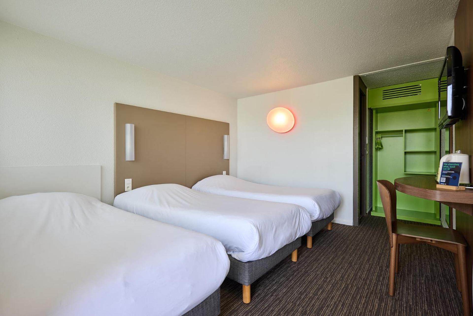 Standard Room with Three Single Beds - Photo 2