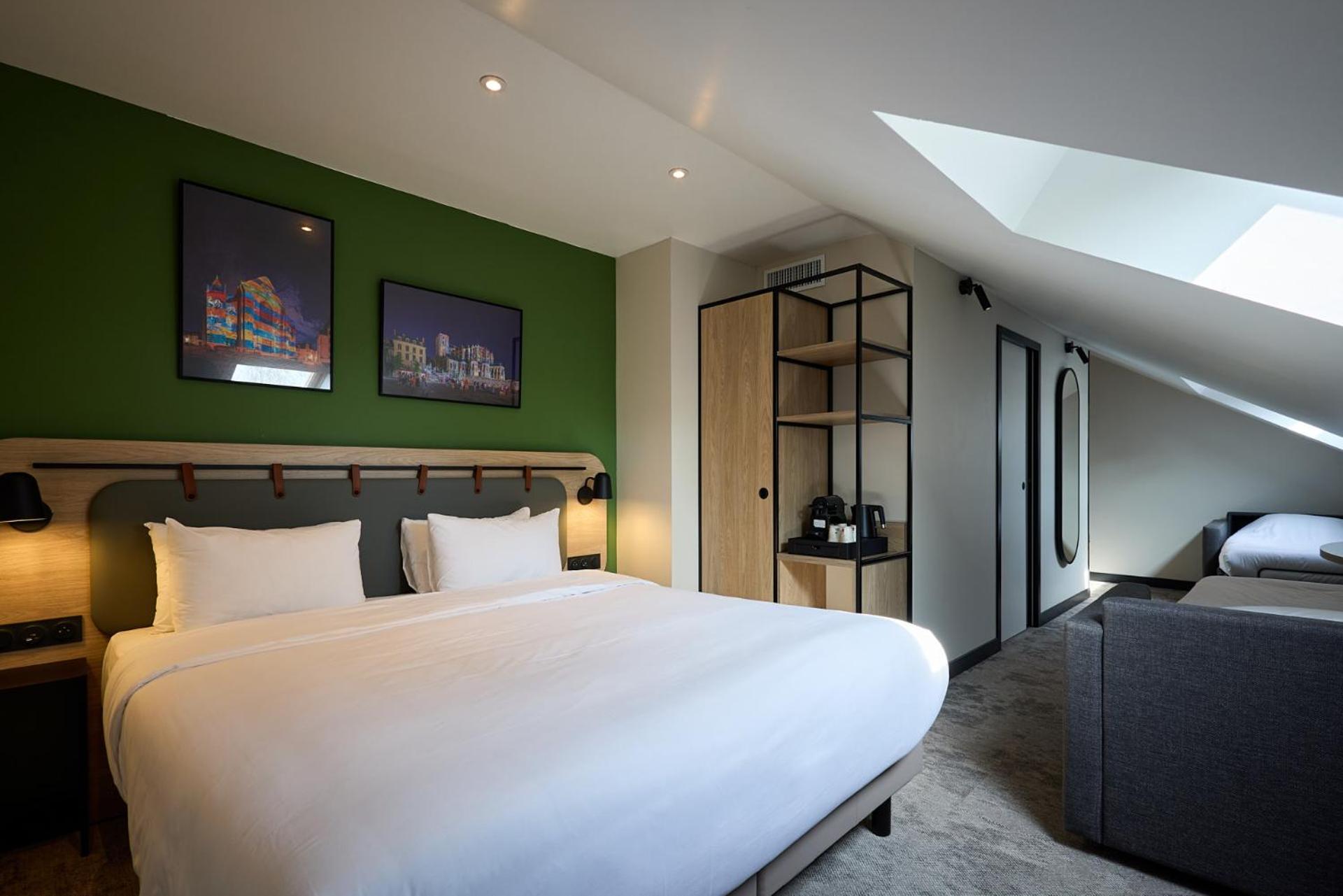Superior King Room with Two Sofa Beds - Photo 2