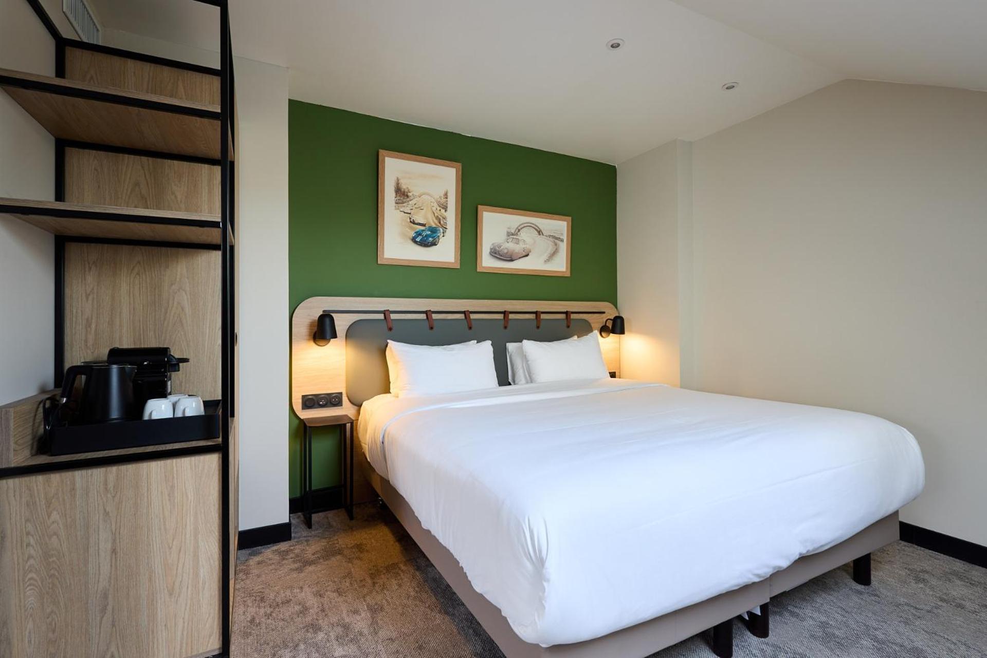 Superior King Room with One Sofa Bed - Photo 1