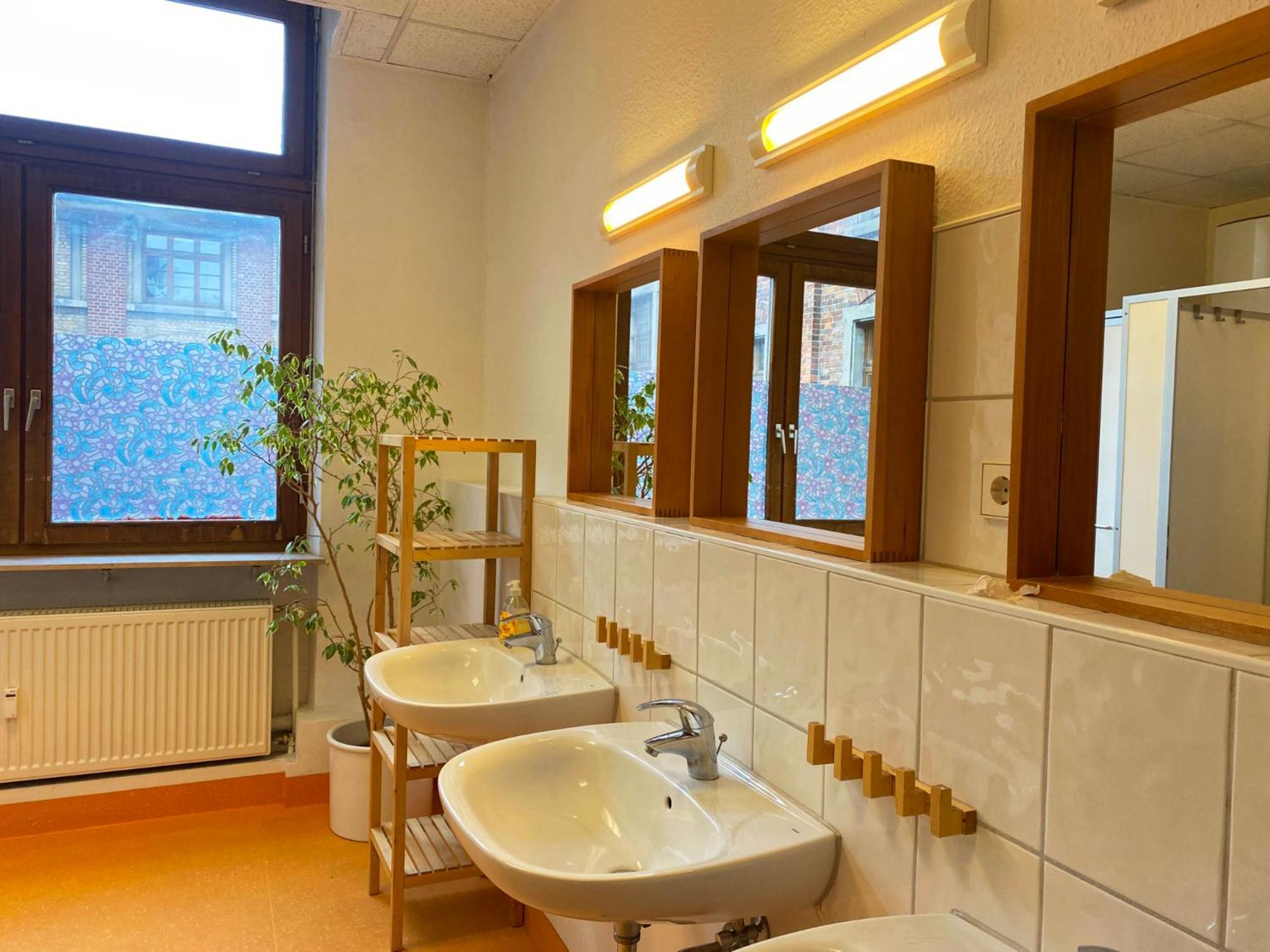 Family Room with Shared Bathroom photo 2