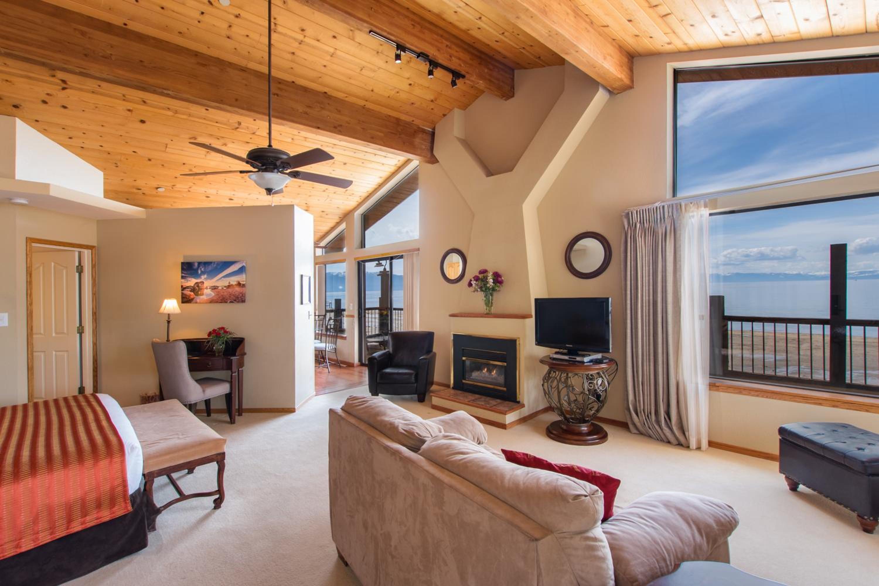 King Suite With Kitchen - Lake Front photo 3