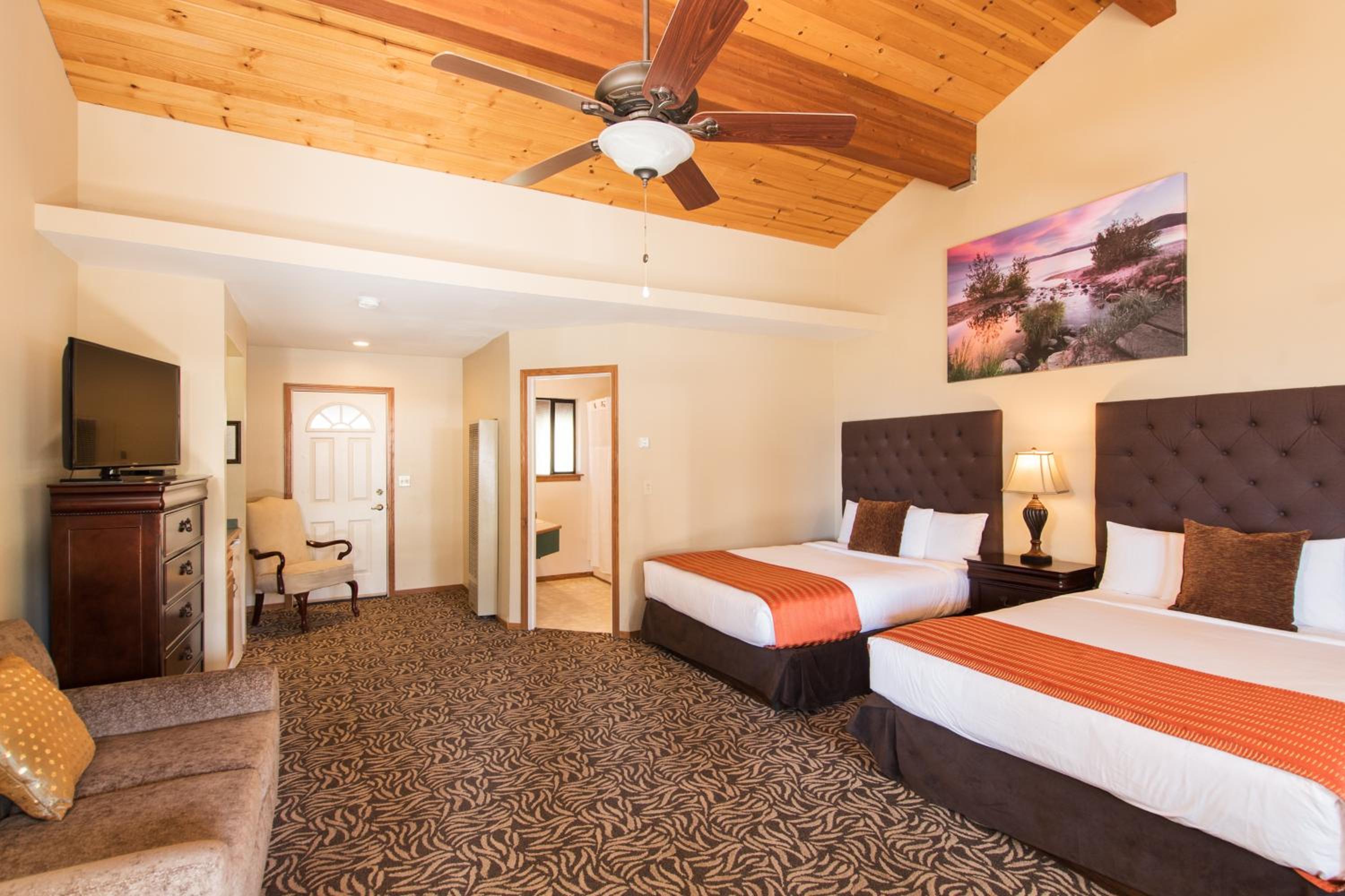 Queen Room With Two Queen Beds - Lake View photo 1