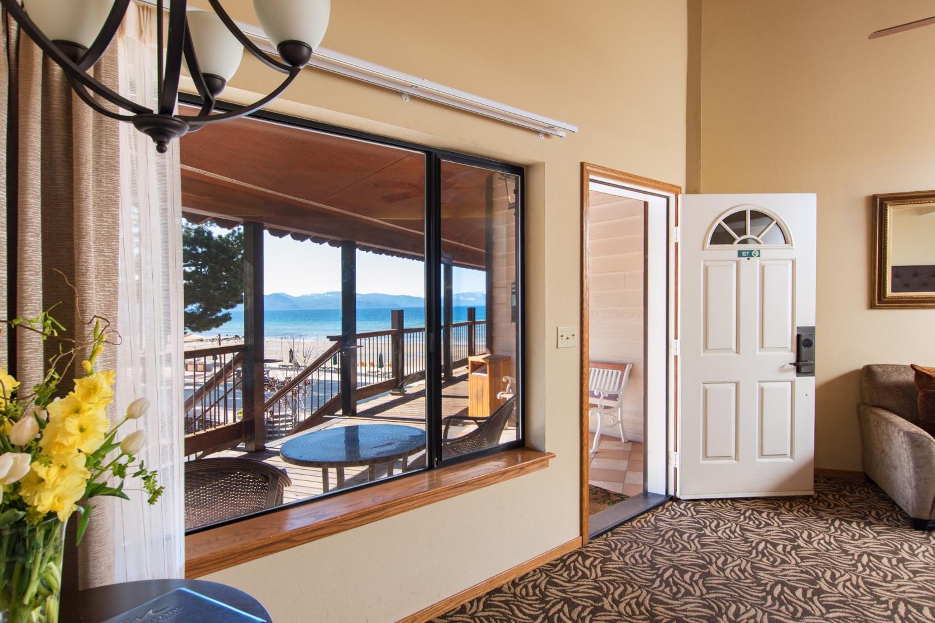 Queen Room With Two Queen Beds - Lake View photo 2