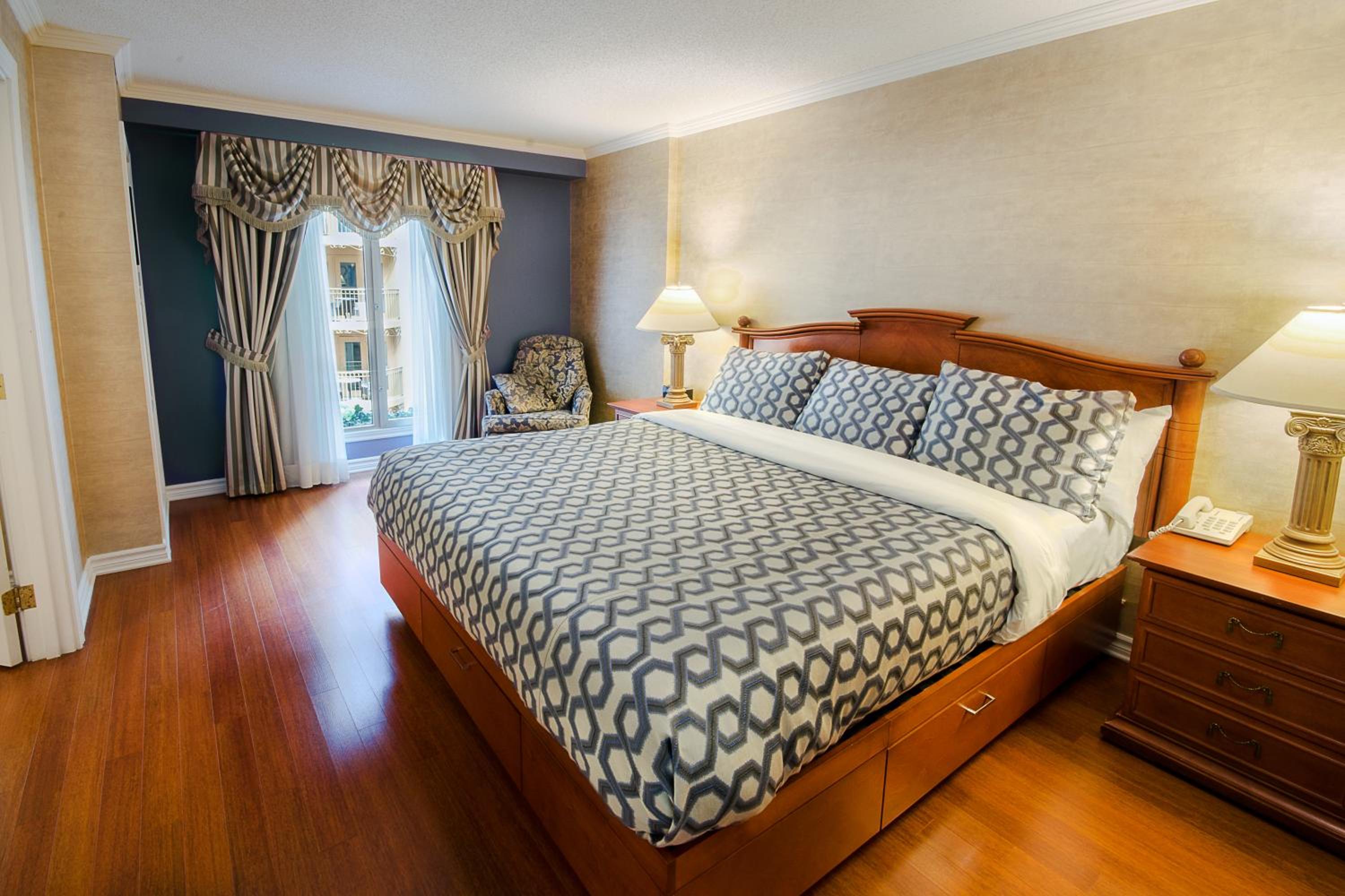 Interior Garden Balcony Suite, 1 King Bed wih Sofa-Bed