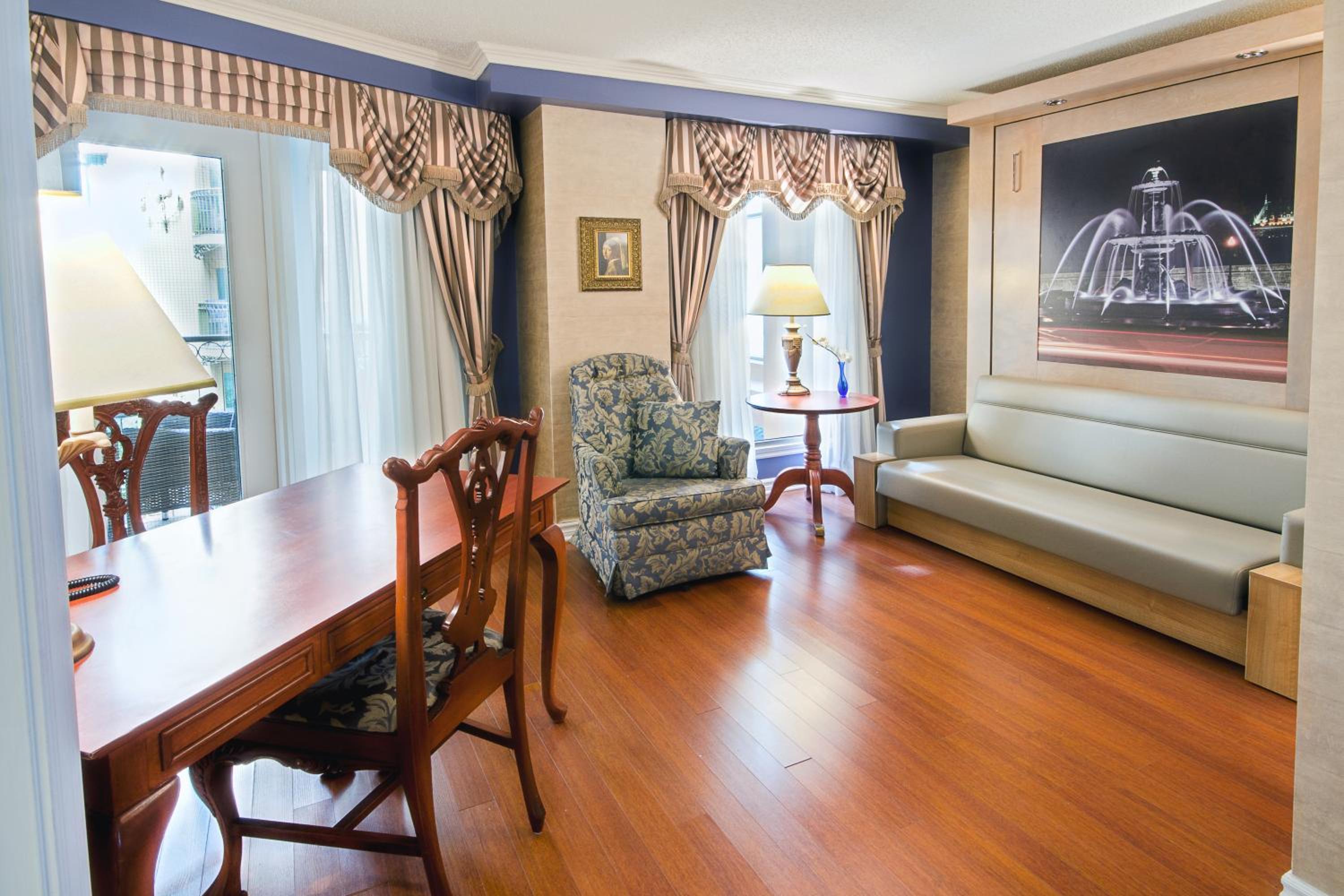Interior Garden Balcony Suite, 1 Queen Bed and 1 Queen Murphy Bed photo 2