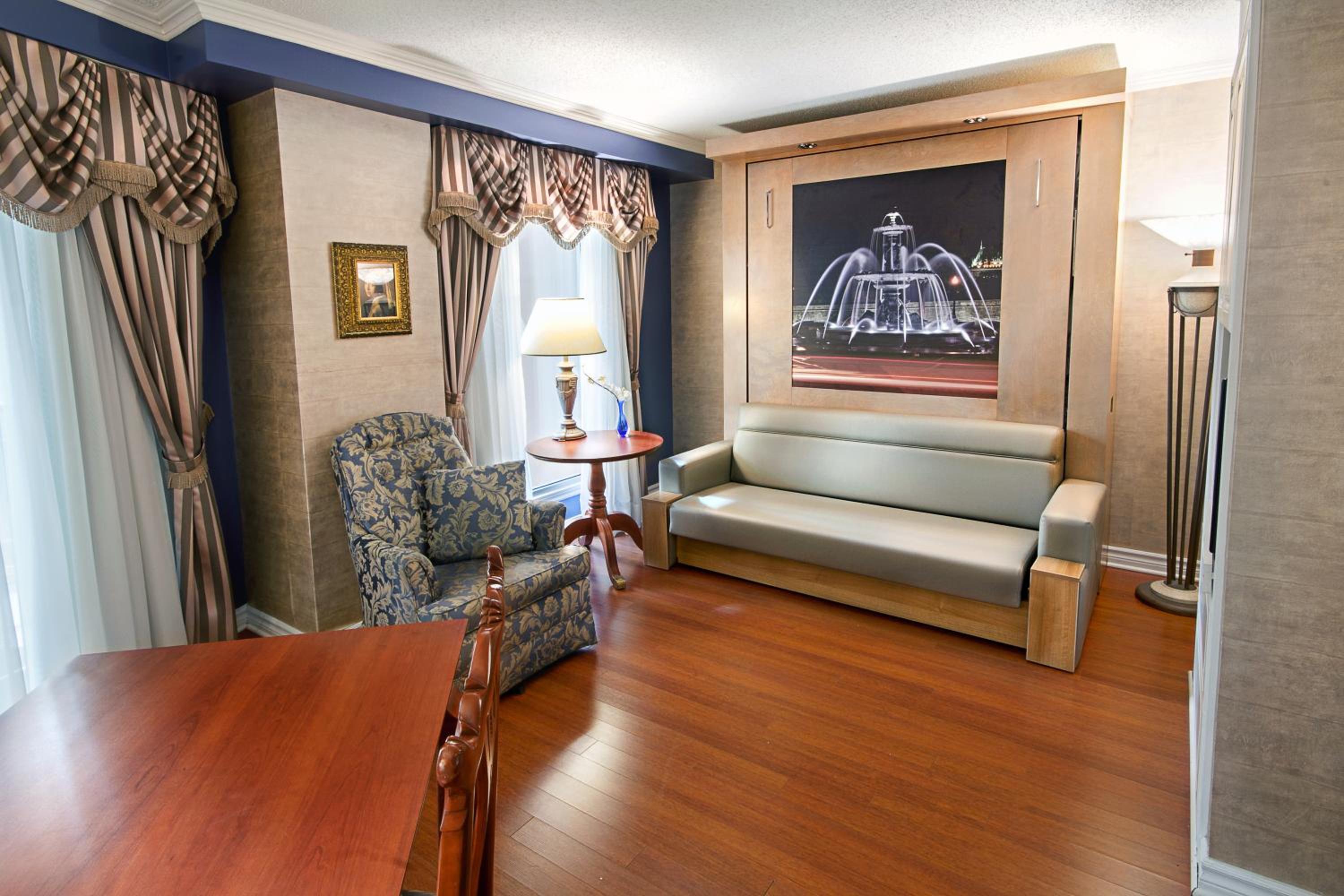 Interior Garden Balcony Suite, 1 Queen Bed and 1 Queen Murphy Bed photo 3