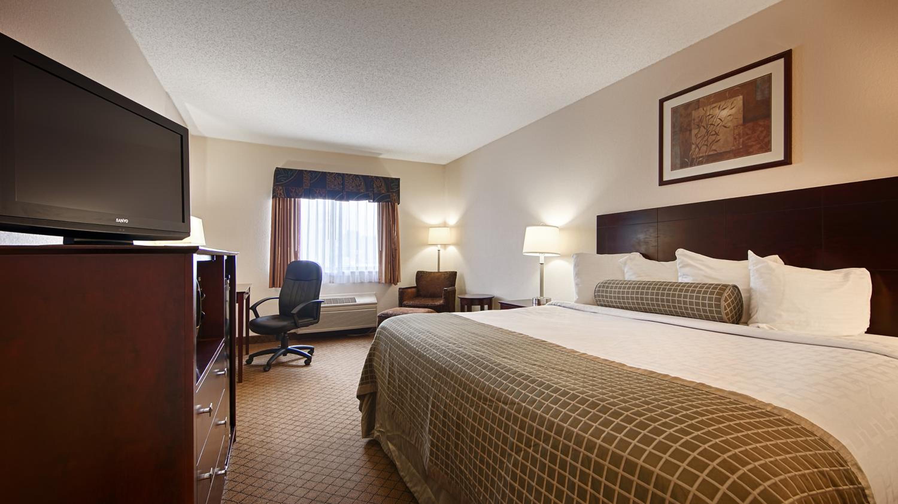 Deluxe King Studio Suite with Pool View - Non-Smoking - Photo 1